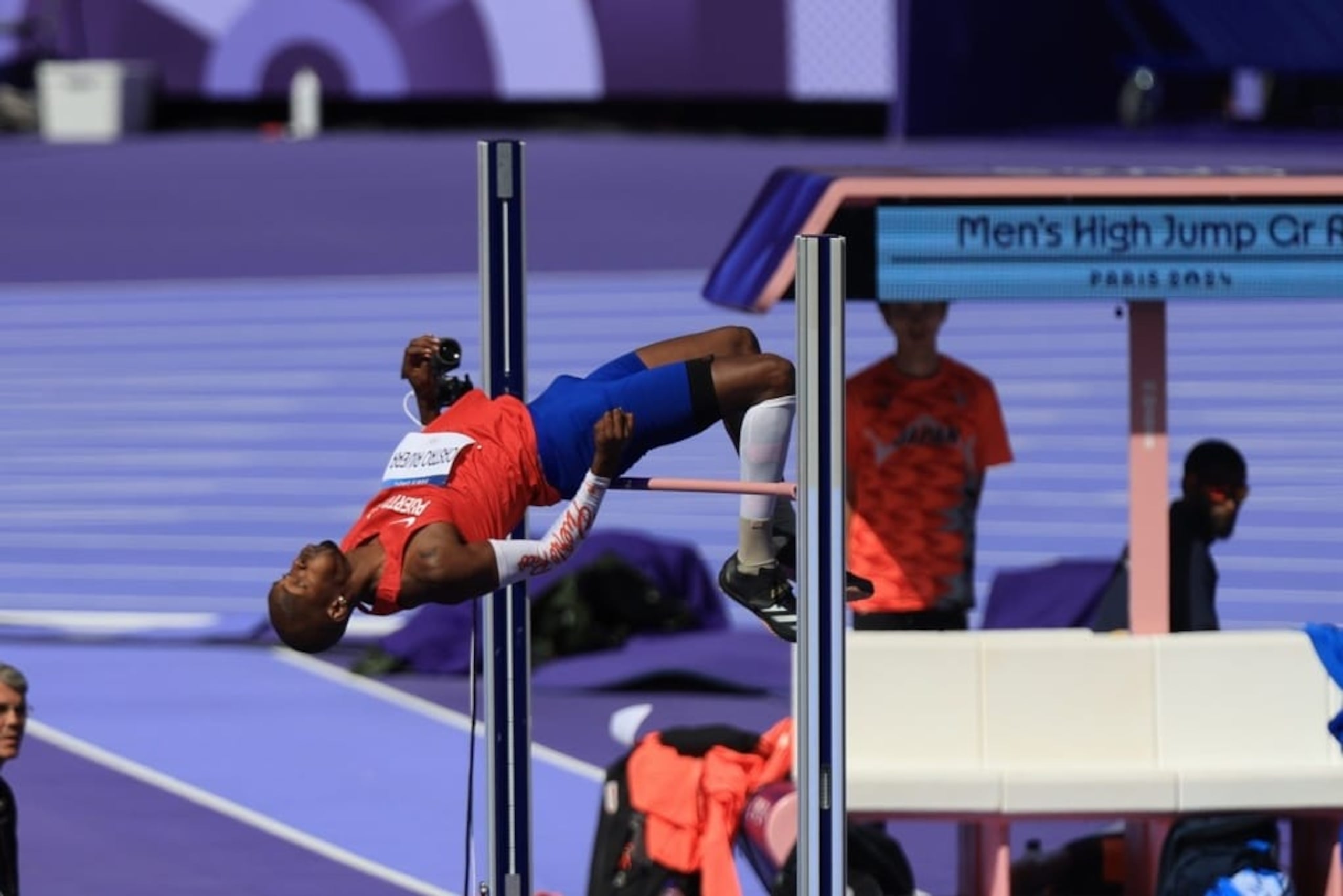 Luis Joel Castro logró superar las alturas de 2.15 y 2.20 metros, pero falló en superar los 2.24 para quedar eliminado.