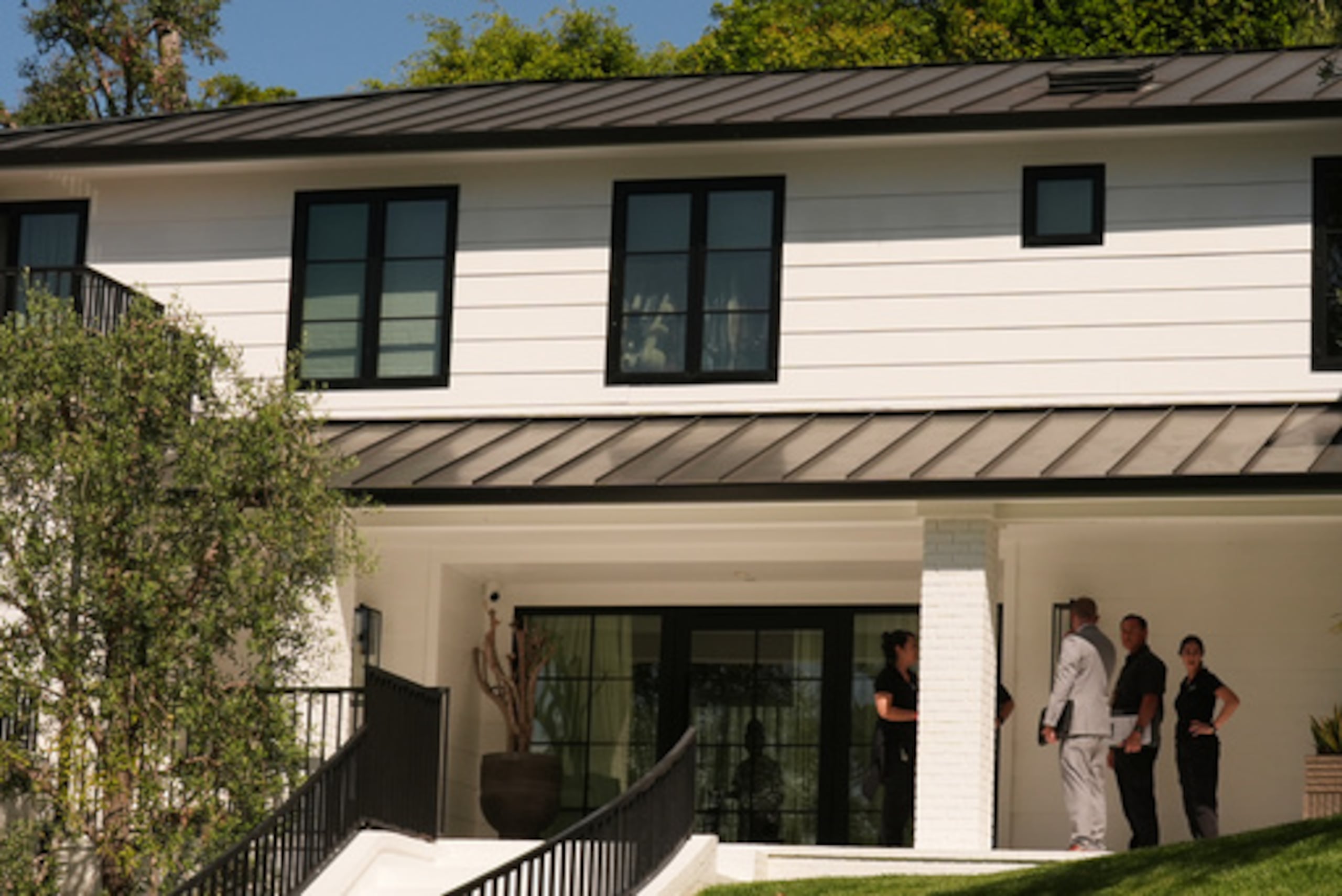 El exterior de la residencia de Rihanna se muestra el lunes 9 de marzo de 2026, en Beverly Hills, California (AP Photo/Damian Dovarganes)