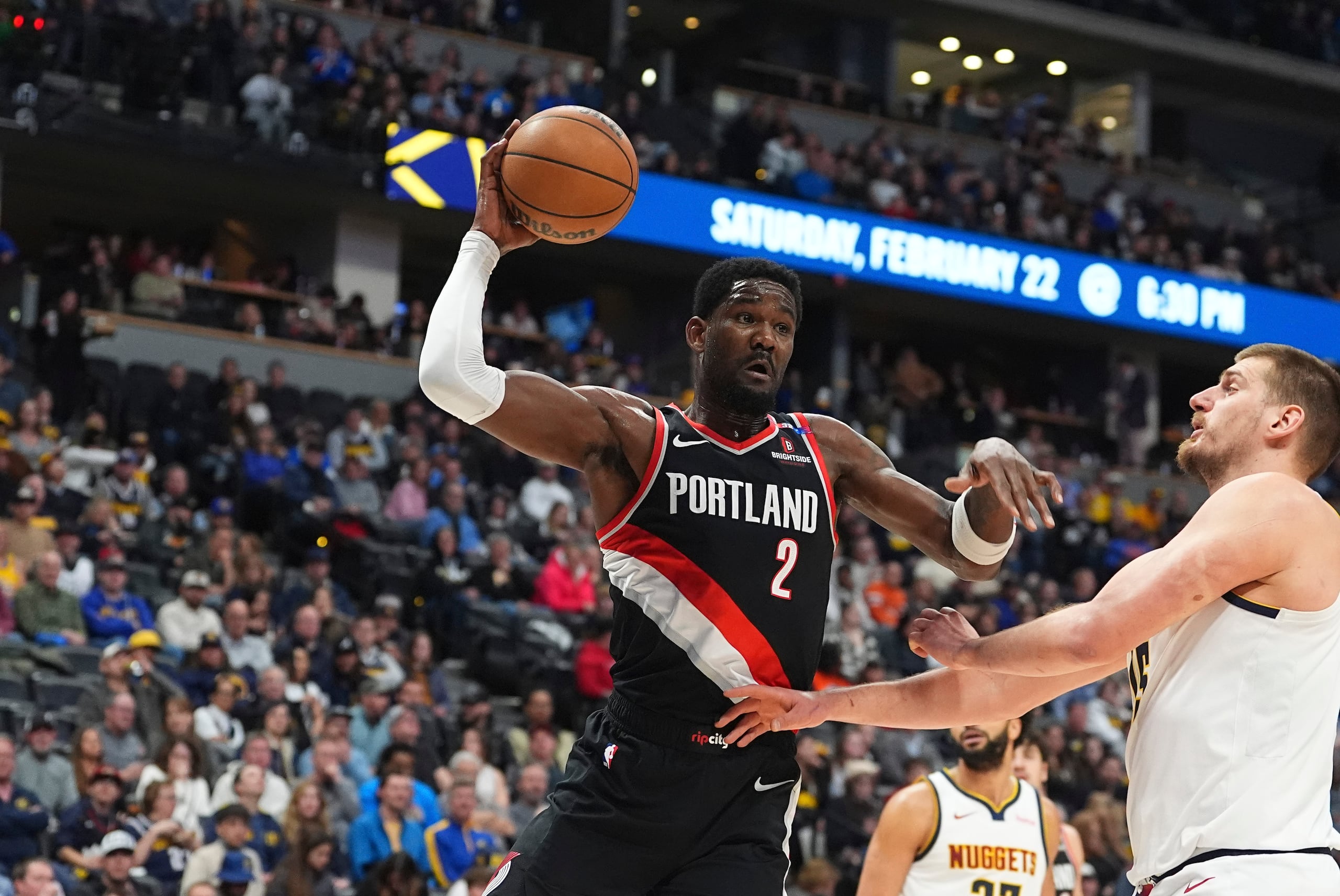 DeAndre Ayton en uniforme de los Trail Blazers de Portland.