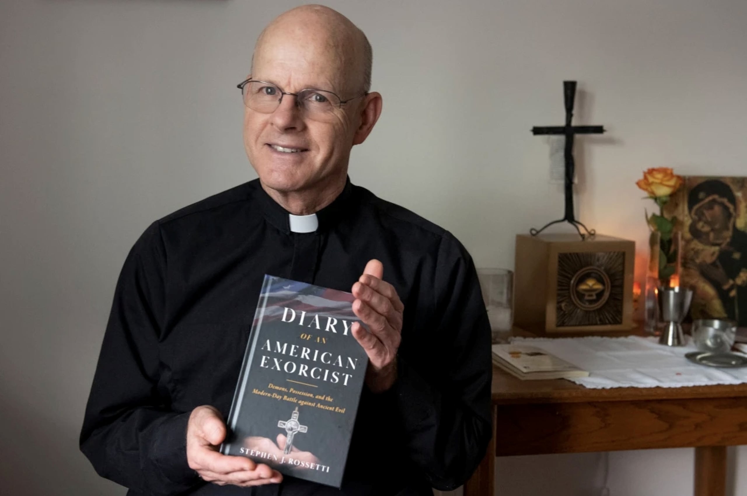 Fotografía tomada de la cuenta en Facebook (@Msgr-Stephen-Rossetti) del sacerdote Stephen Joseph Rossetti, uno de los exorcistas más visibles de la archidiócesis de Washington y director del Centro San Miguel para la Renovación Espiritual, una entidad especializada en casos relacionados con supuestas perturbaciones de origen maligno. EFE/@Msgr-Stephen-Rossetti /SOLO USO EDITORIAL /NO VENTAS /SOLO DISPONIBLE PARA ILUSTRAR LA NOTICIA QUE ACOMPAÑA /CRÉDITO OBLIGATORIO