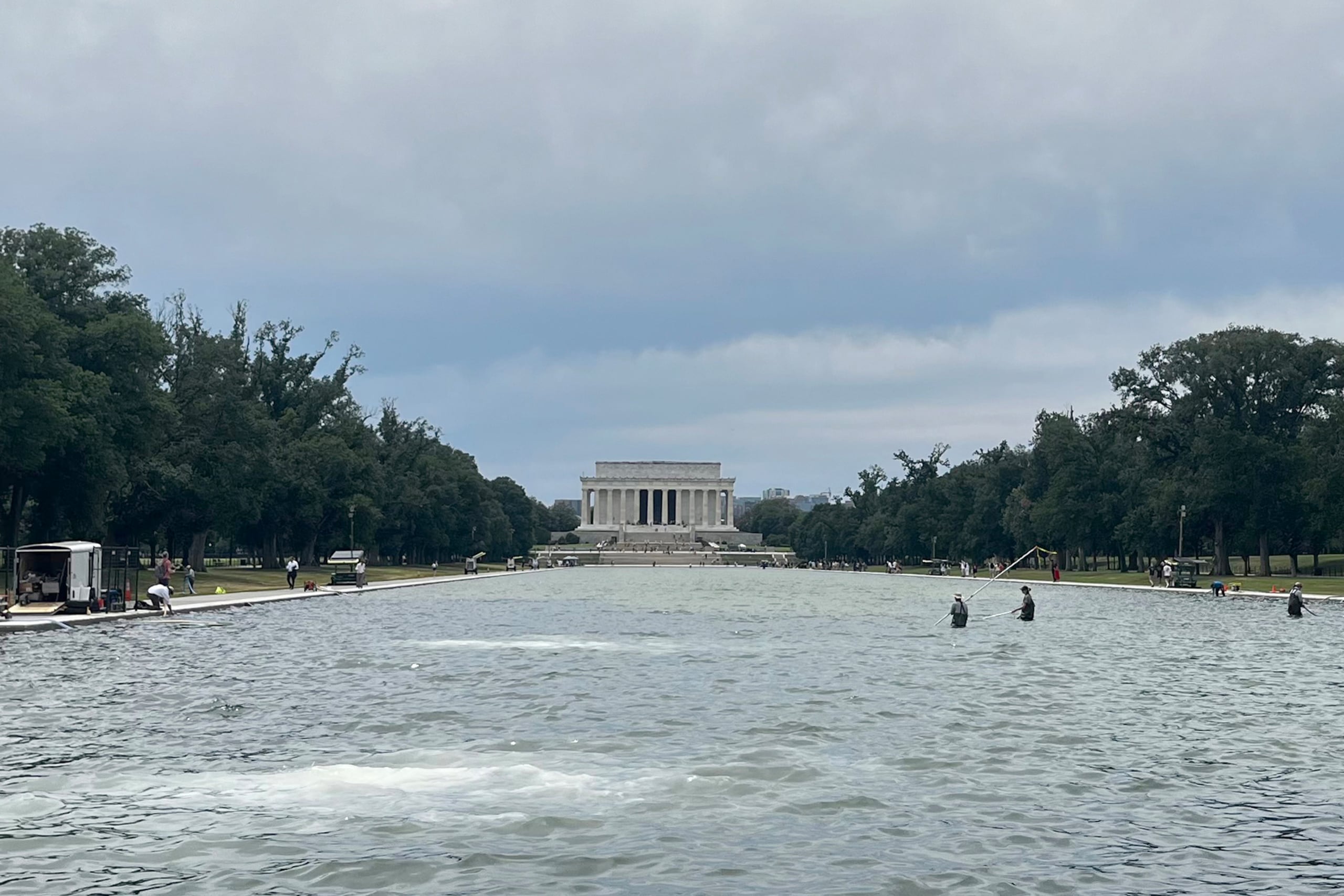 Fotografía de archivo del estanque reflectante situado frente al Monumento a Abraham Lincoln (atrás) que se llenó de algas y tiñeron de verde el agua, en Washington (EE.UU.). (EFE/ Leonor Trinidad)