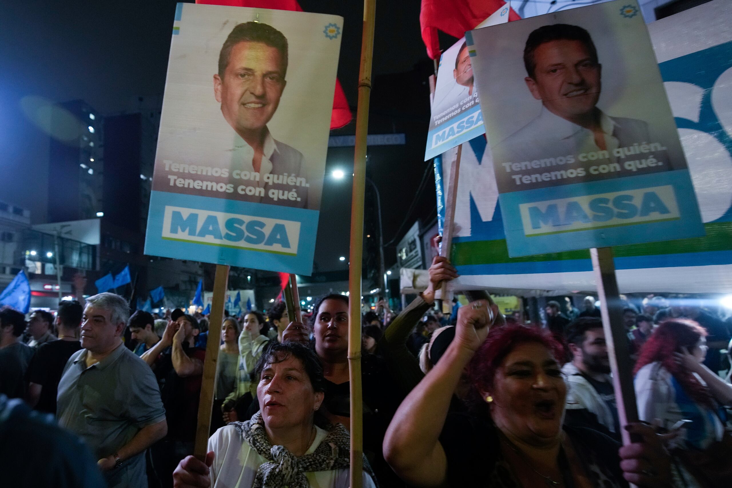 Partidarios de Sergio Massa, ministro de Economía y candidato presidencial del partido gobernante, se reúnen frente a su sede de campaña después del cierre de la votación en las elecciones generales en Buenos Aires, Argentina, el domingo 22 de octubre de 2023.