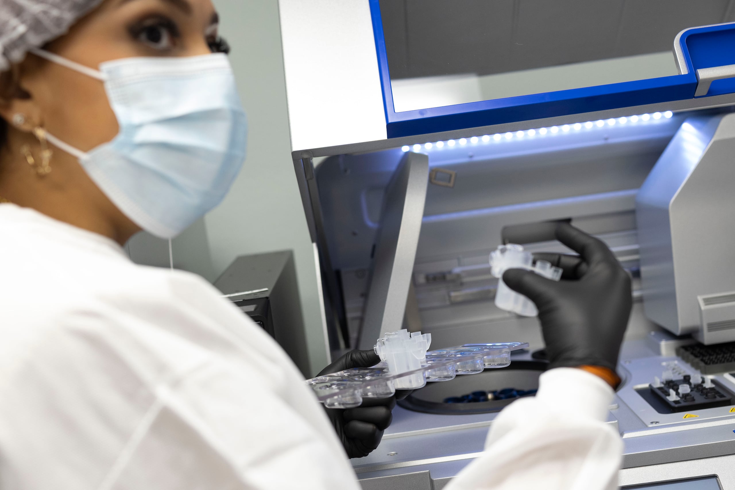 Recientemente, la agencia dio a conocer el proyecto de automatización del Laboratorio de ADN y su equipo QIAcube Connect, entre otros, que permite el procesamiento de muestras de manera más ágil.