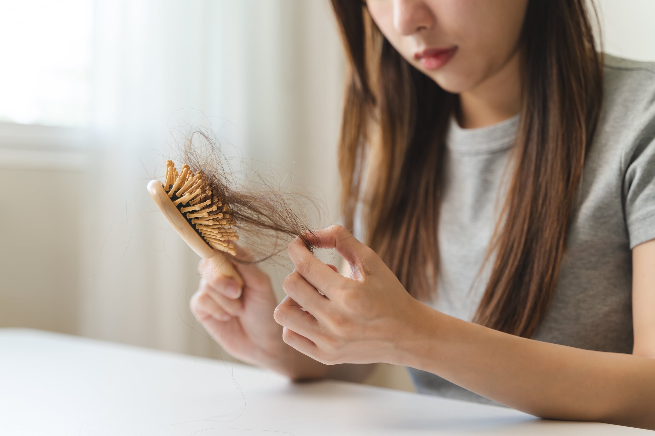 Factores como cambios hormonales, la ansiedad, tiroides, el estrés o diferentes tipos de alopecia pueden incidir en la pérdida del cabello.