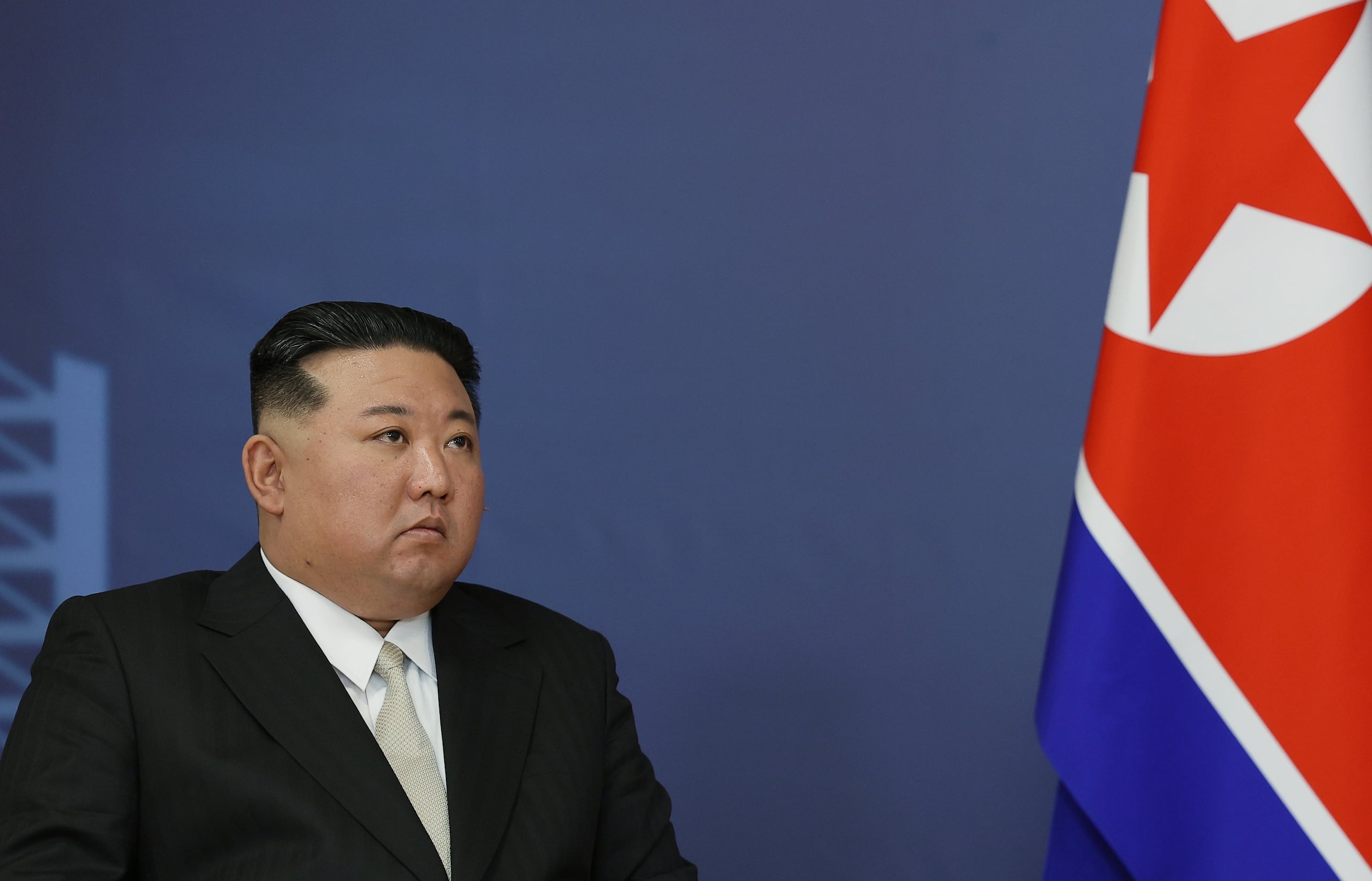 Kim instó al equipo a lanzar más aparatos, "ponerlos en diferentes órbitas y operarlos de manera combinada y práctica" para proporcionar a sus fuerzas armadas "información valiosa en tiempo real sobre el enemigo.