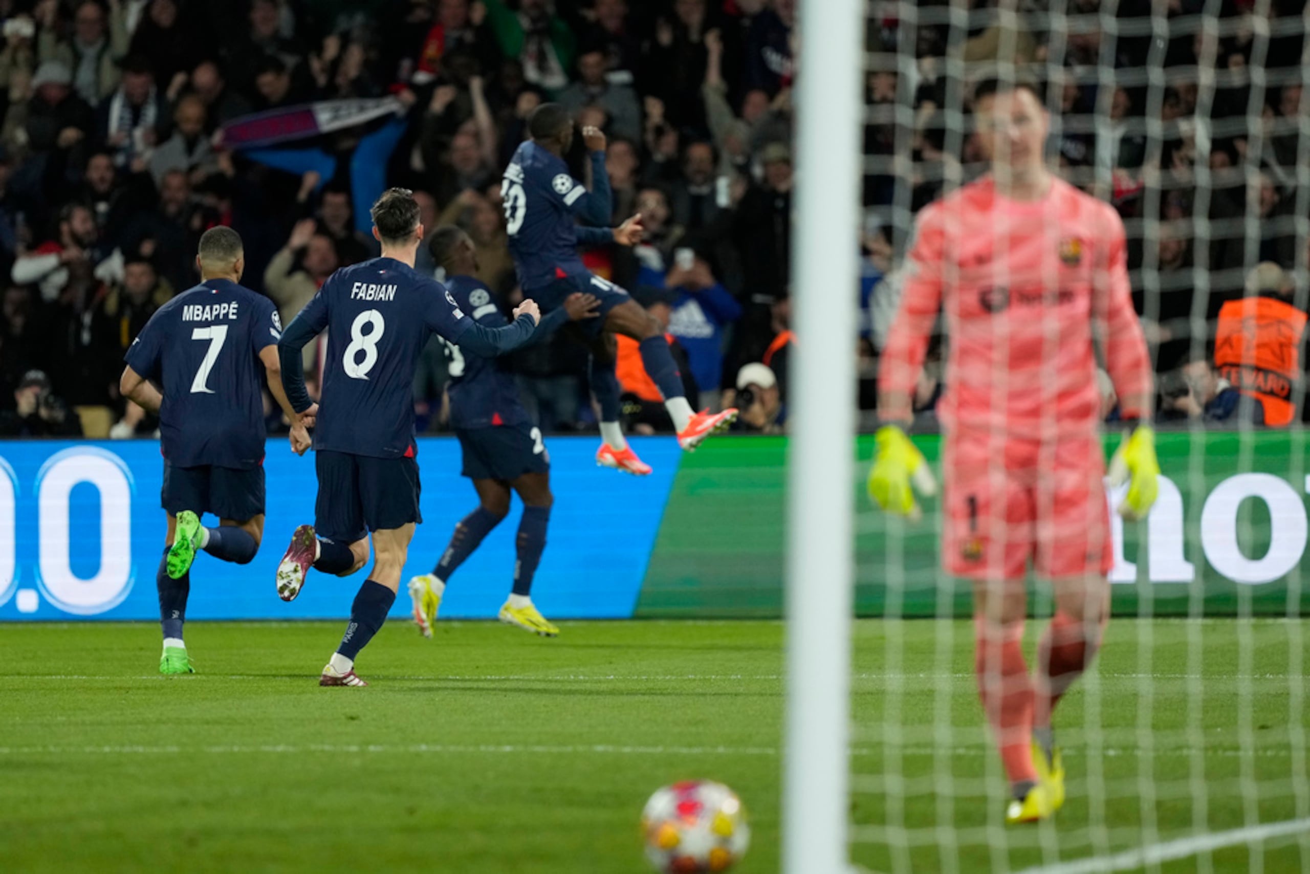 Ousmane Dembele (derecha) abrió el marcador por el PSG en el encuentro contra Barcelona en la ronda de cuartos de final de la Champions.