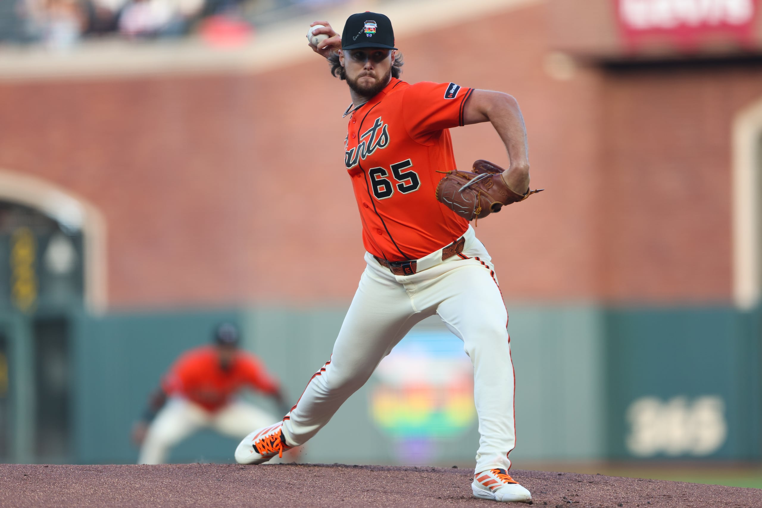 El pitcher de los Giants de San Francisco Landen Roupp lanza en la primera entrada ante los Cubs de Chicago.