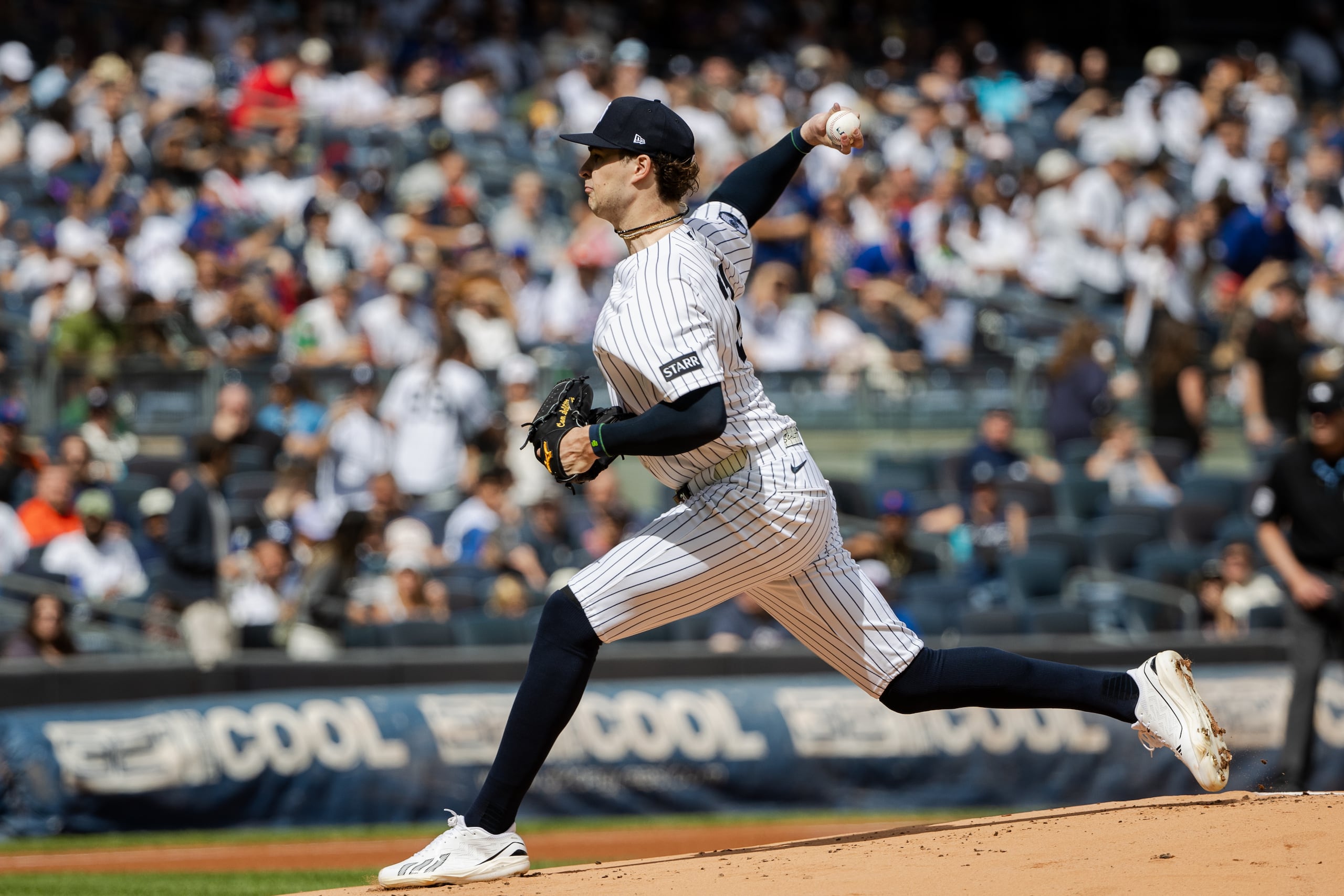 Cam Schlittler, de los Yankees de Nueva York, completa un lanzamiento en la primera entrada del partido del domingo frente a los Mets de Nueva Yok.