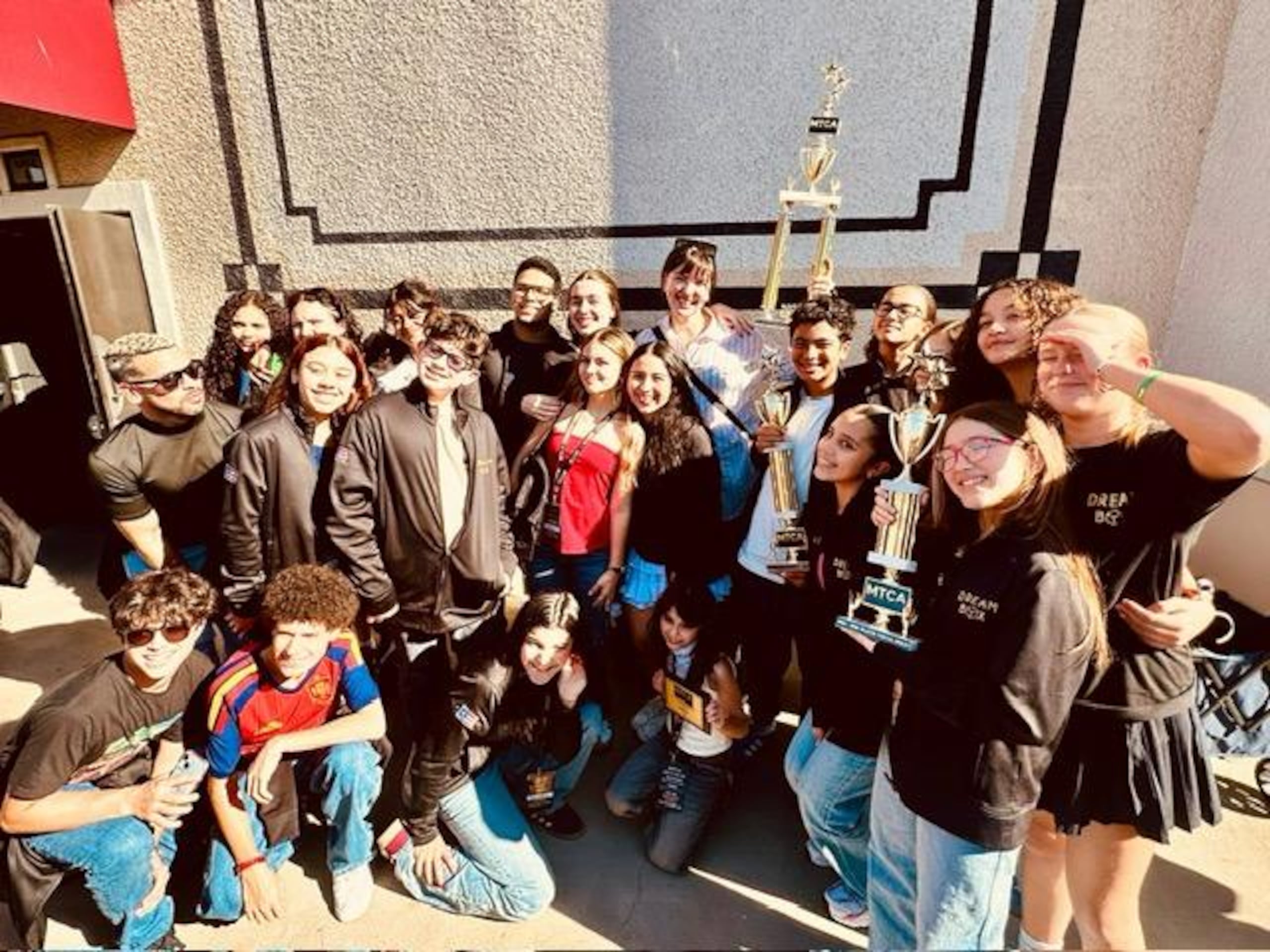 La veintena de estudiantes volvieron a triunfar en el festival teatral que se lleva a cabo en California.