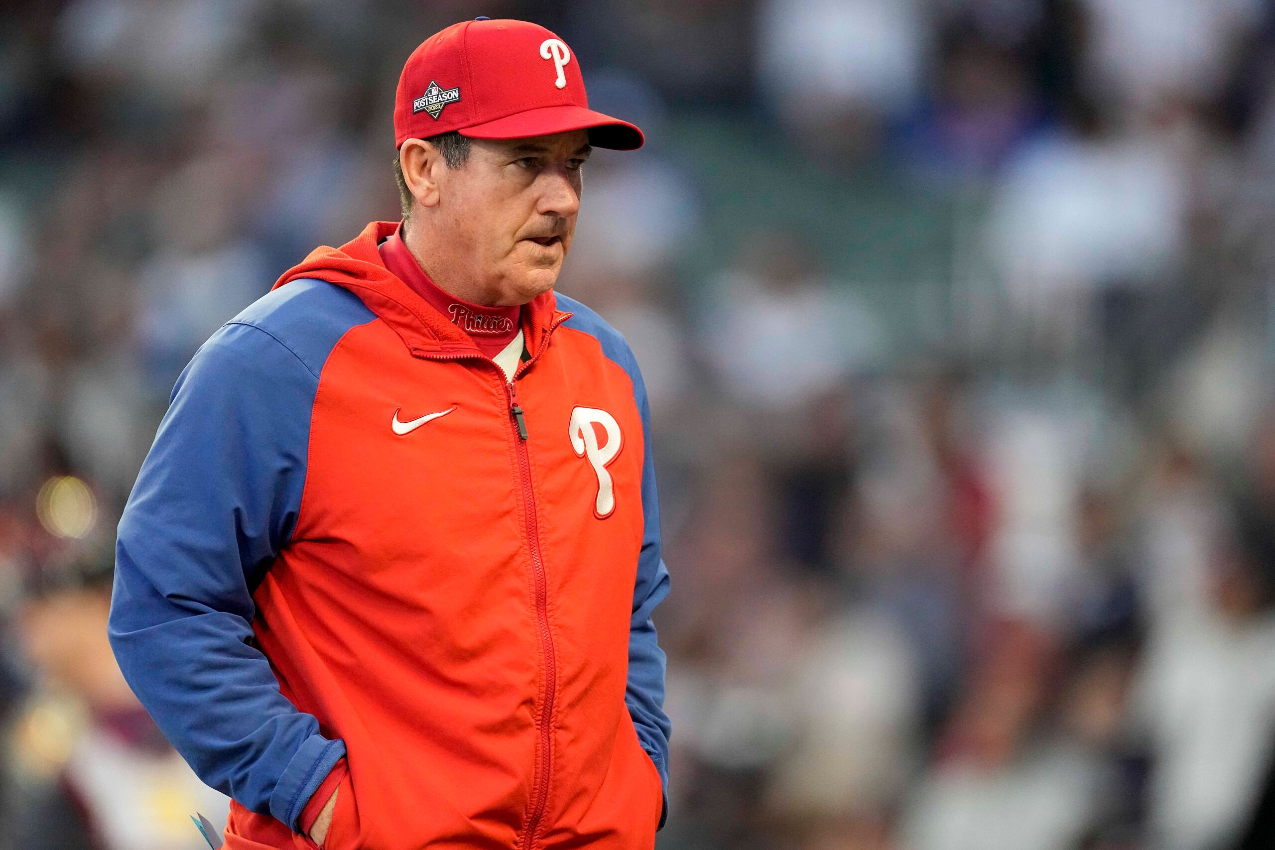 Rob Thomson asumió la dirección de los Phillies, desde el puesto de coach de la banca, en el 2022. Ese mismo año los guió a la Serie Mundial. Reemplazó en el puesto de dirigente a Joe Girardi.