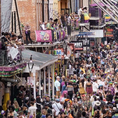 FOTOS: Plumas, máscaras y locura total en el Mardi Gras de New Orleans