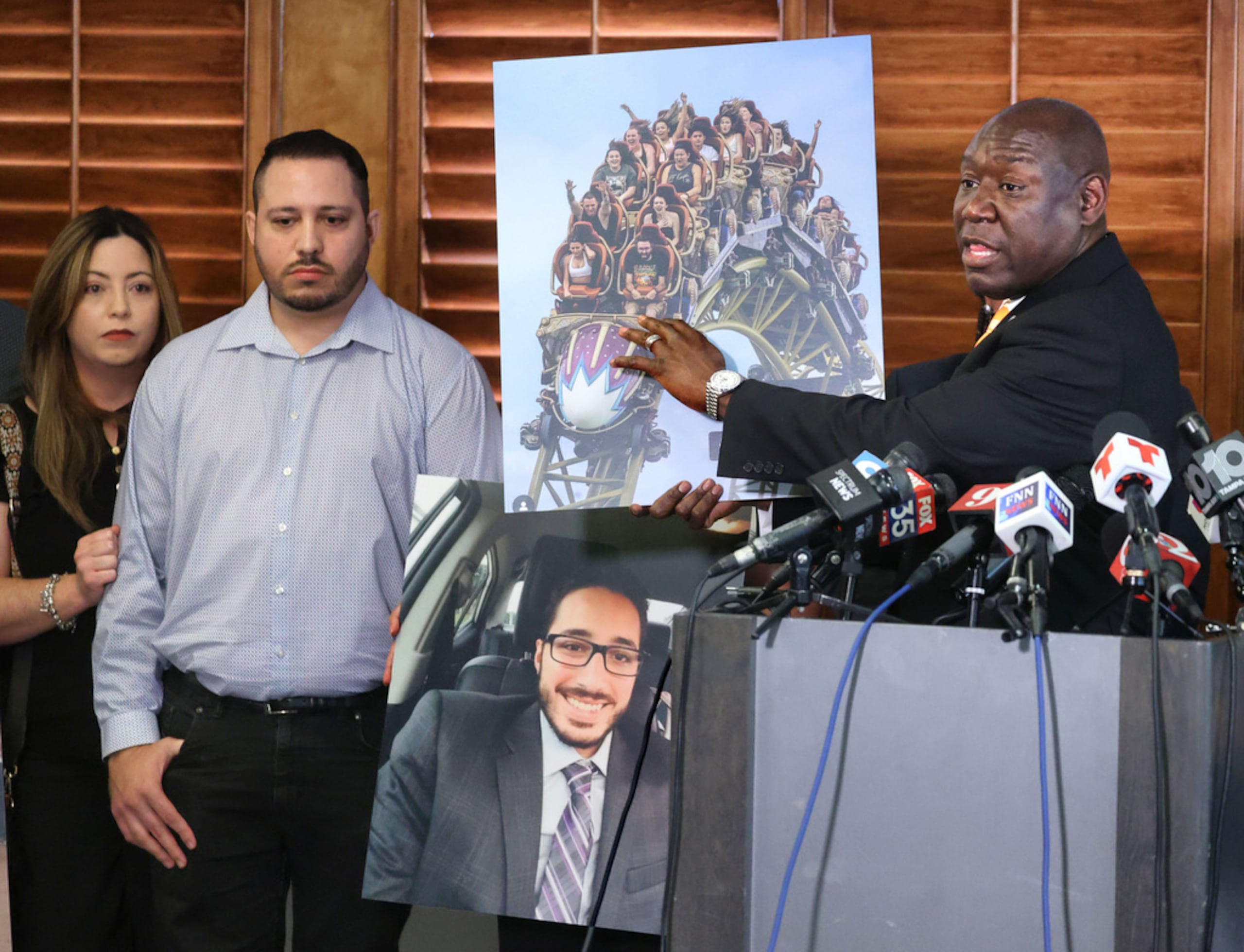 El abogado Benjamin Crump muestra una foto de la montaña rusa Stardust Racers durante una conferencia de prensa con la familia de Kevin Rodríguez Zavala en Orlando el 24 de septiembre de 2025.