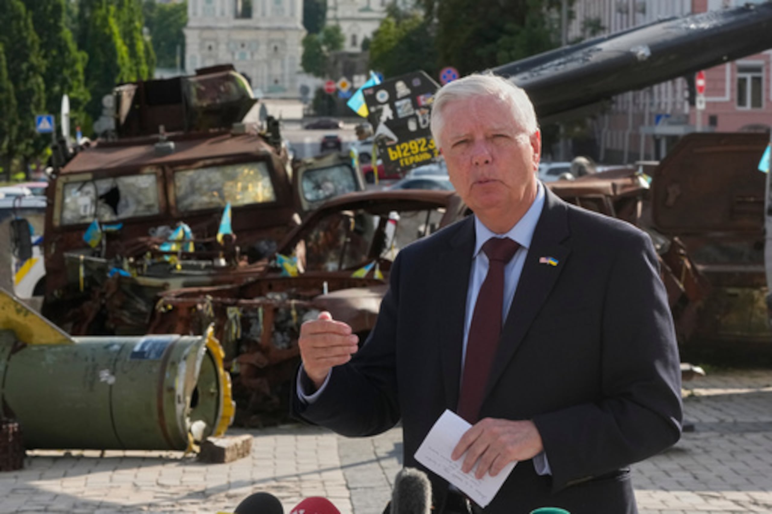 ARCHIVO - El senador estadounidense Lindsey Graham, republicano por Carolina del Sur, responde a las preguntas de los medios de comunicación junto a una exposición de vehículos rusos dañados en el centro de Kiev, el 10 de julio de 2026. (Foto AP/Efrem Lukatsky, archivo)