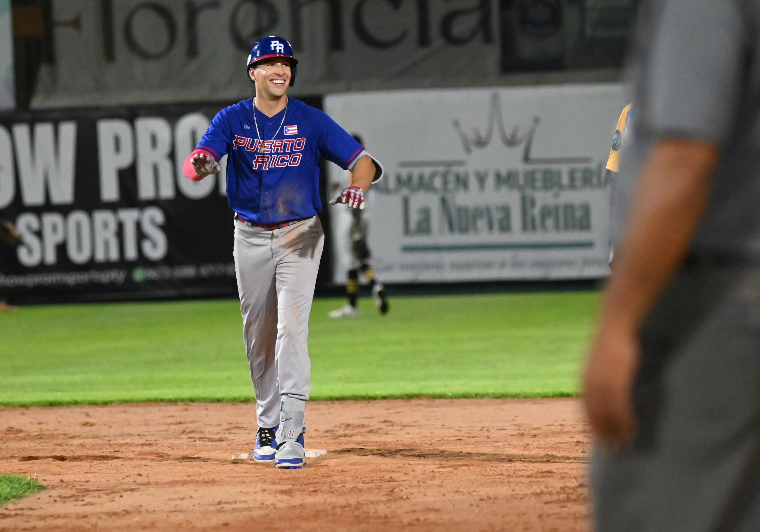 Gerardo Prado celebra al llegar a segunda base.