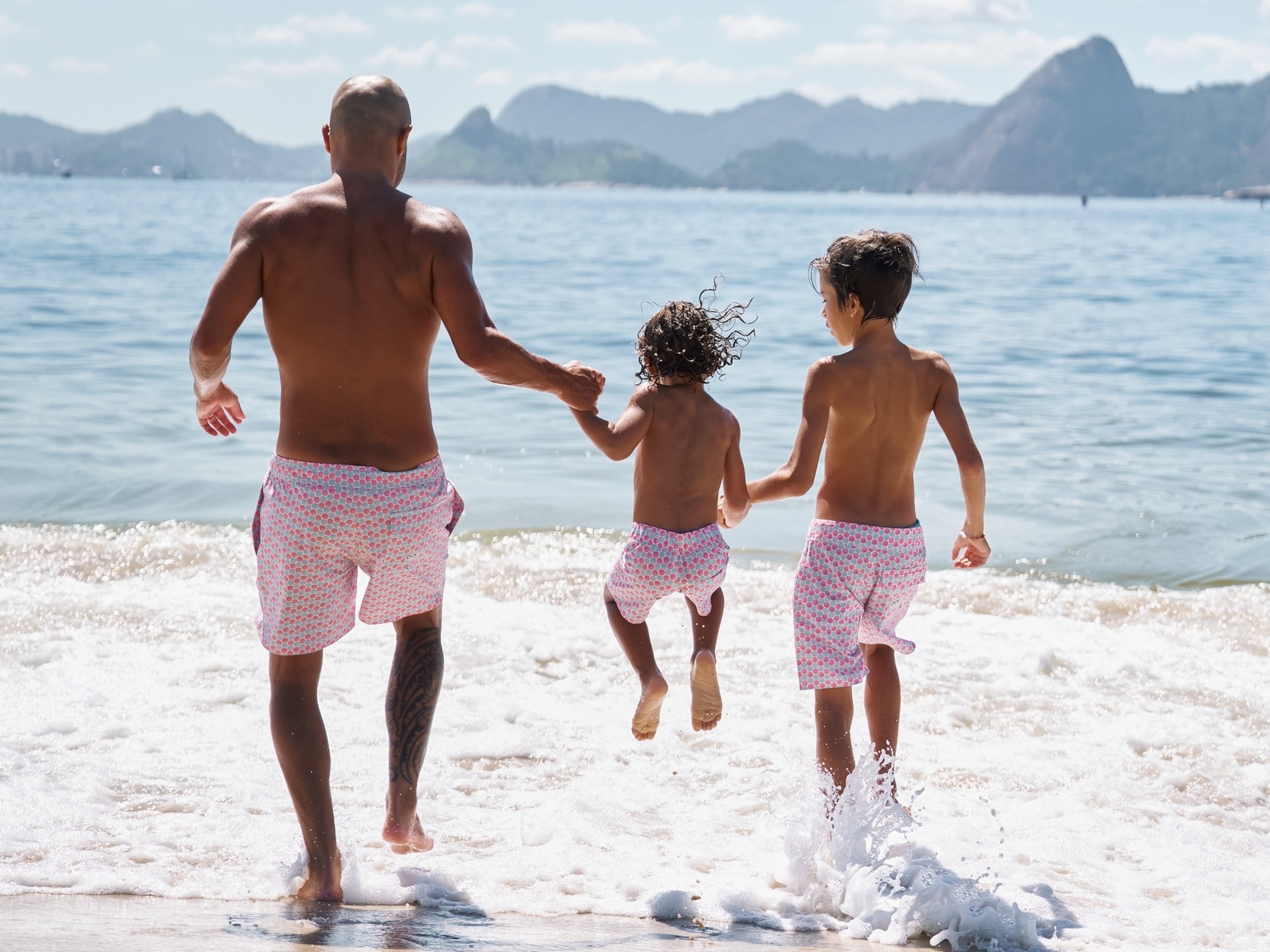 En The Mall of San Juan encontrarás los regalos que buscas para papá como estos trajes de baño de LatitudPRecta, en el primer nivel.
