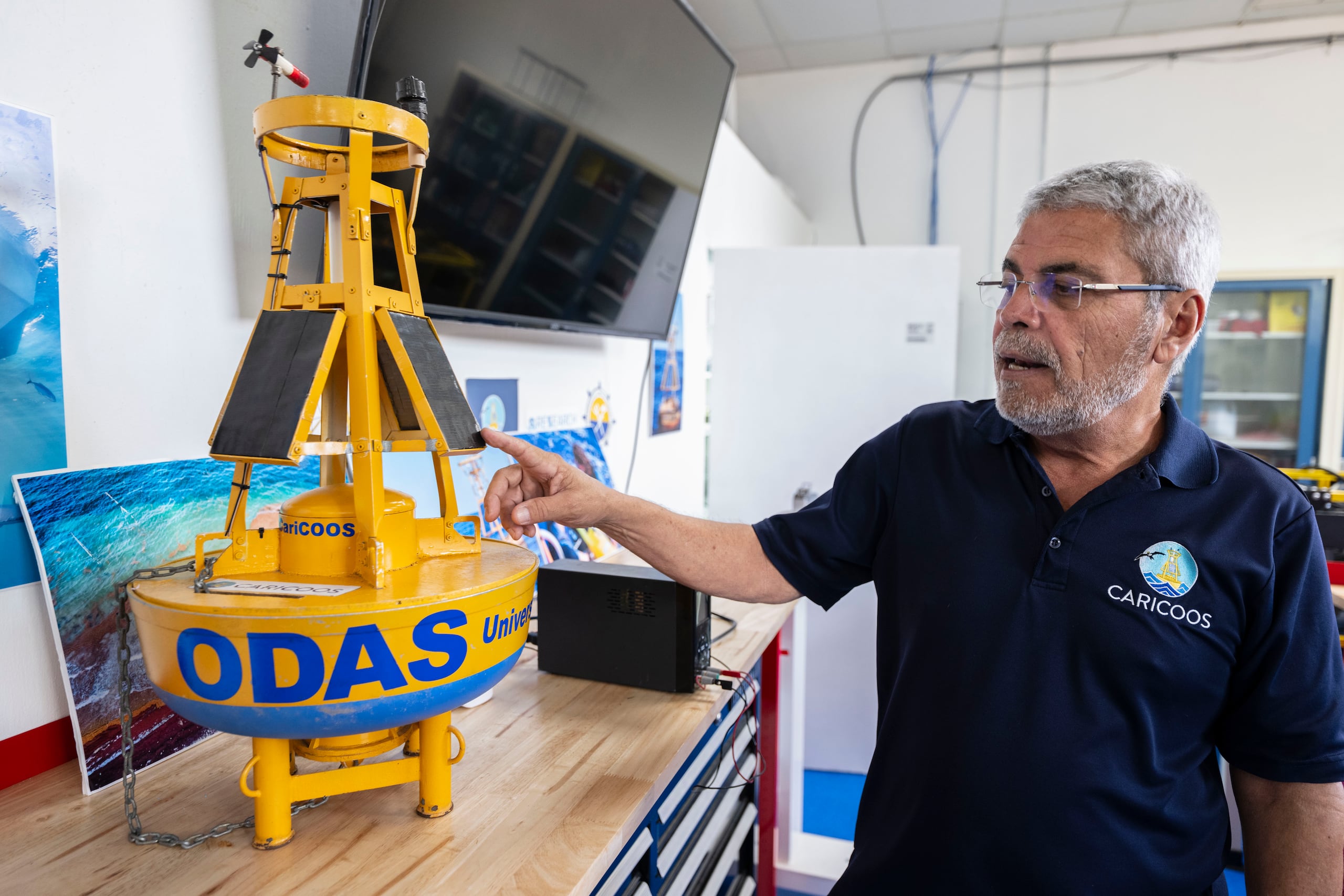 Julio M. Morell, director ejecutivo de CARICOOS, muestra un modelo de uno de los instrumentos con los que trabajabajan los científicos en el océano.