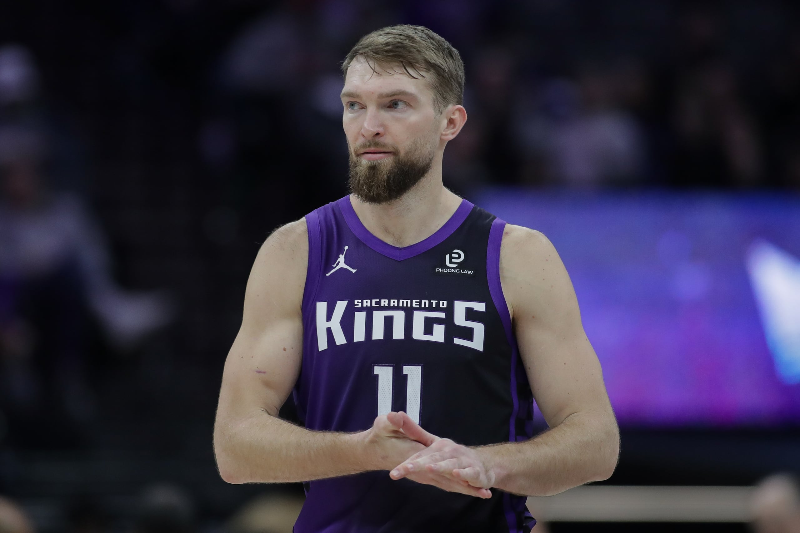 Domantas Sabonis, alero de los Kings de Sacramento, observa el encuentro ante los Wizards de Washington, el viernes 16 de enero de 2026 (AP Foto/Scott Marshall)