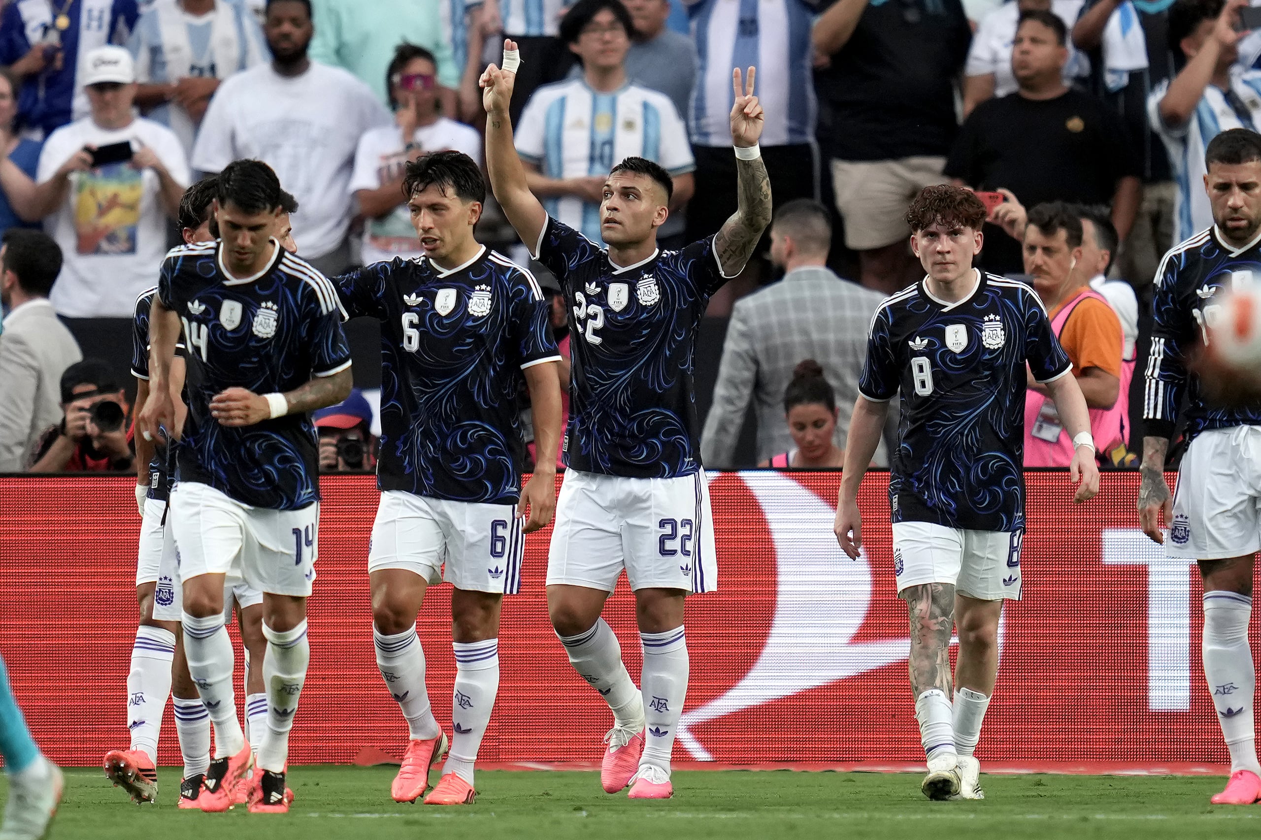 Lautaro Martínez, de la selección de Argentina, festeja tras anotar de penal contra Honduras en un partido amistoso.