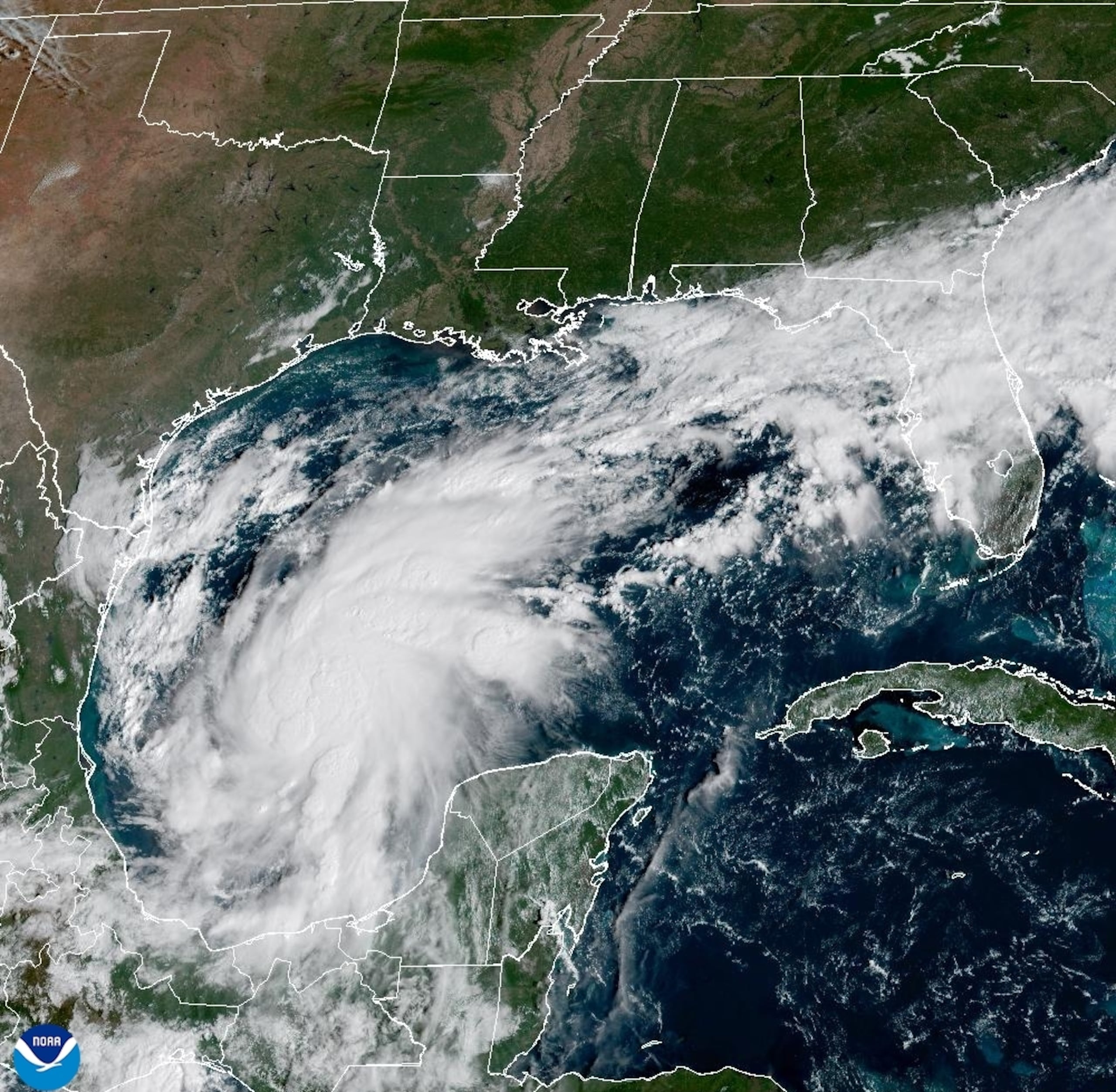 Fotografía satelital tomada cedida por la Oficina Nacional de Administración Oceánica y Atmosférica (NOAA) a través del Centro Nacional de Huracanes (NHC) estadounidense donde se muestra la localización de la tormenta tropical Isaías en el Golfo de México. EFE/NOAA-NHC