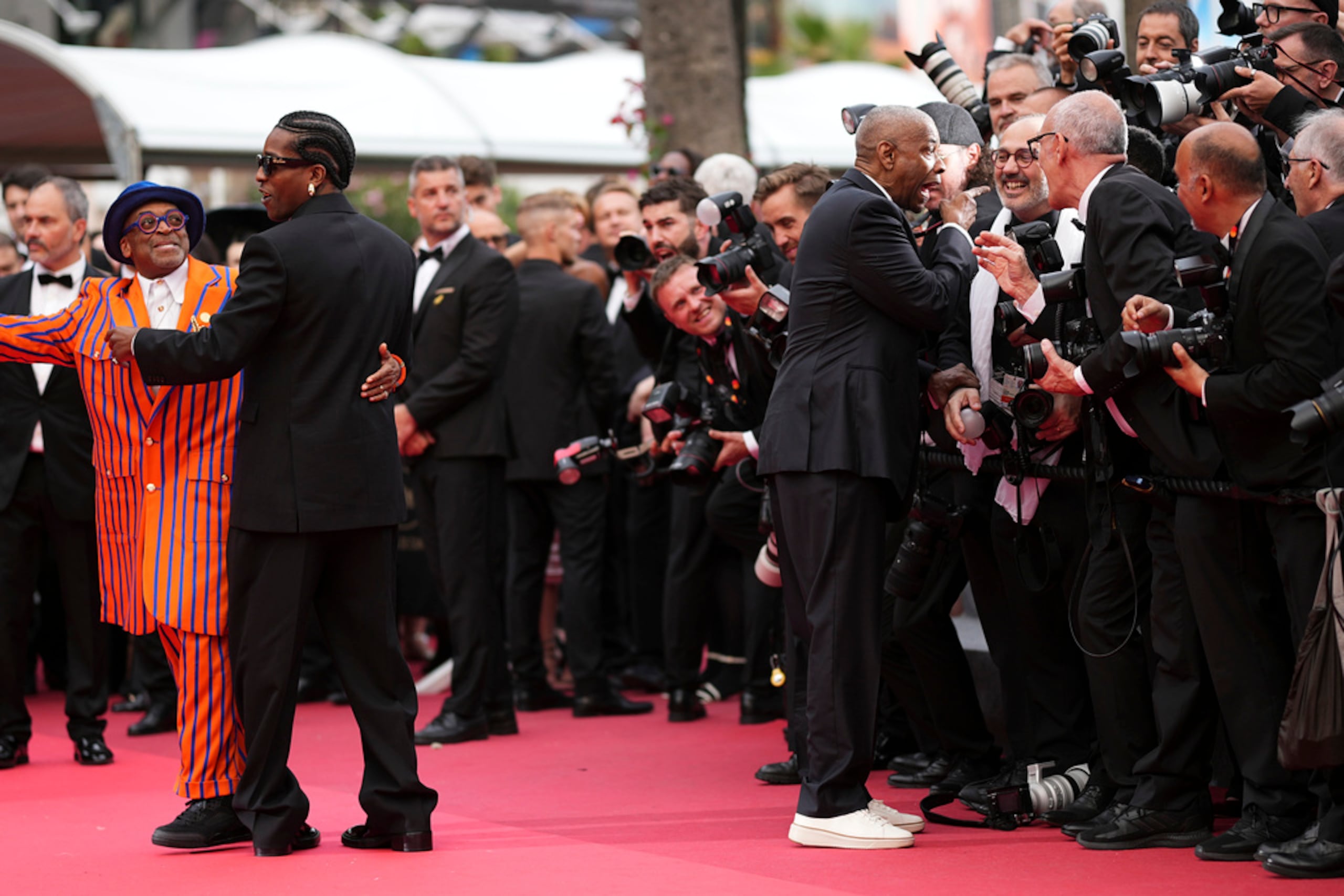 El director Spike, A$AP Rocky y Denzel Washington posan para los fotógrafos a su llegada al estreno de la película "Highest 2 Lowest" en el Festival Internacional de Cine de Cannes, en el sur de Francia, el 19 de mayo de 2025.
