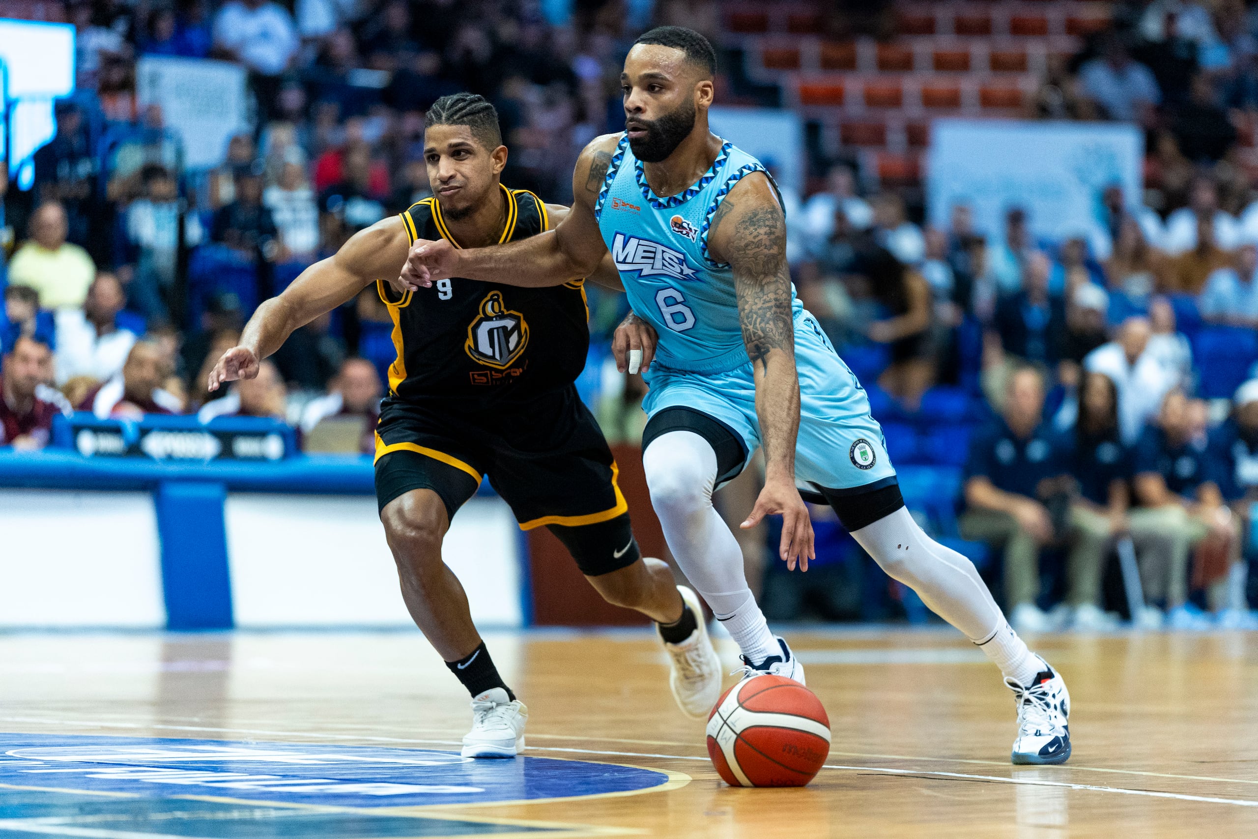 Jaysean Paige (derecha) ha sido el mejor anotador de los Mets de Guaynabo con un promedio de 23.4 puntos por juego.