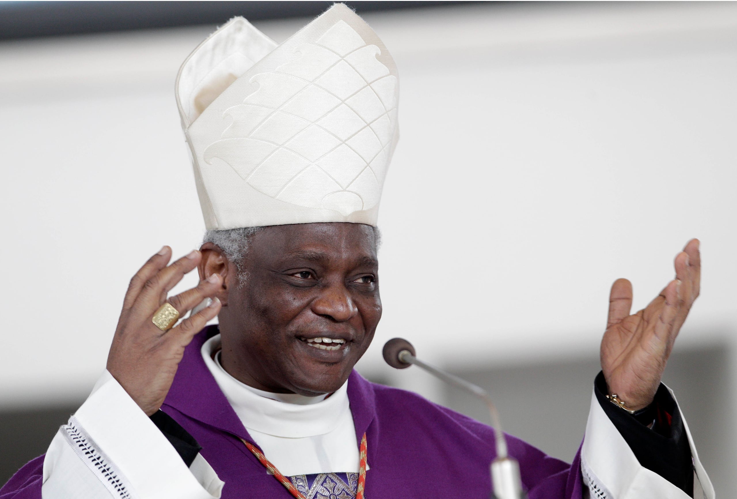 El cardenal Peter Turkson, de Ghana, celebra una misa en la iglesia parroquial de San Liborio, en Roma, el domingo 10 de marzo de 2013.