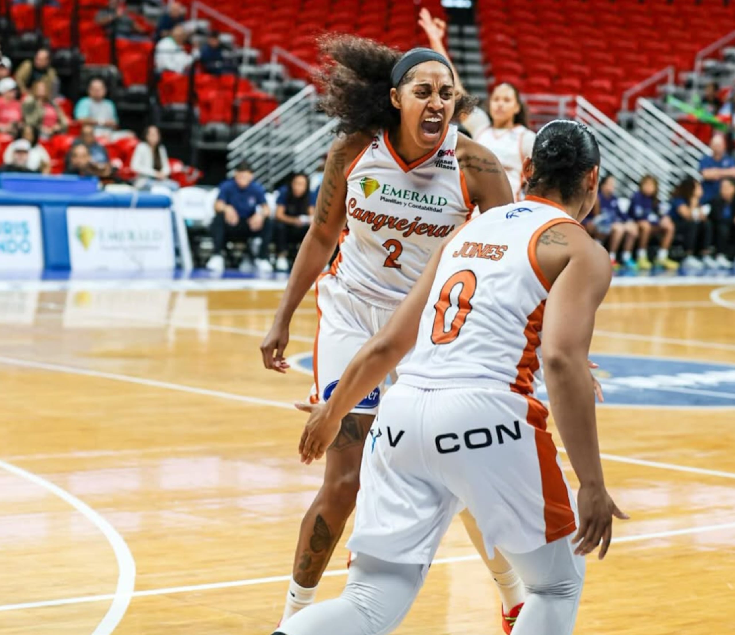 Shae Kelley (2) y Brianna Jones (0) de las Cangrejeras.