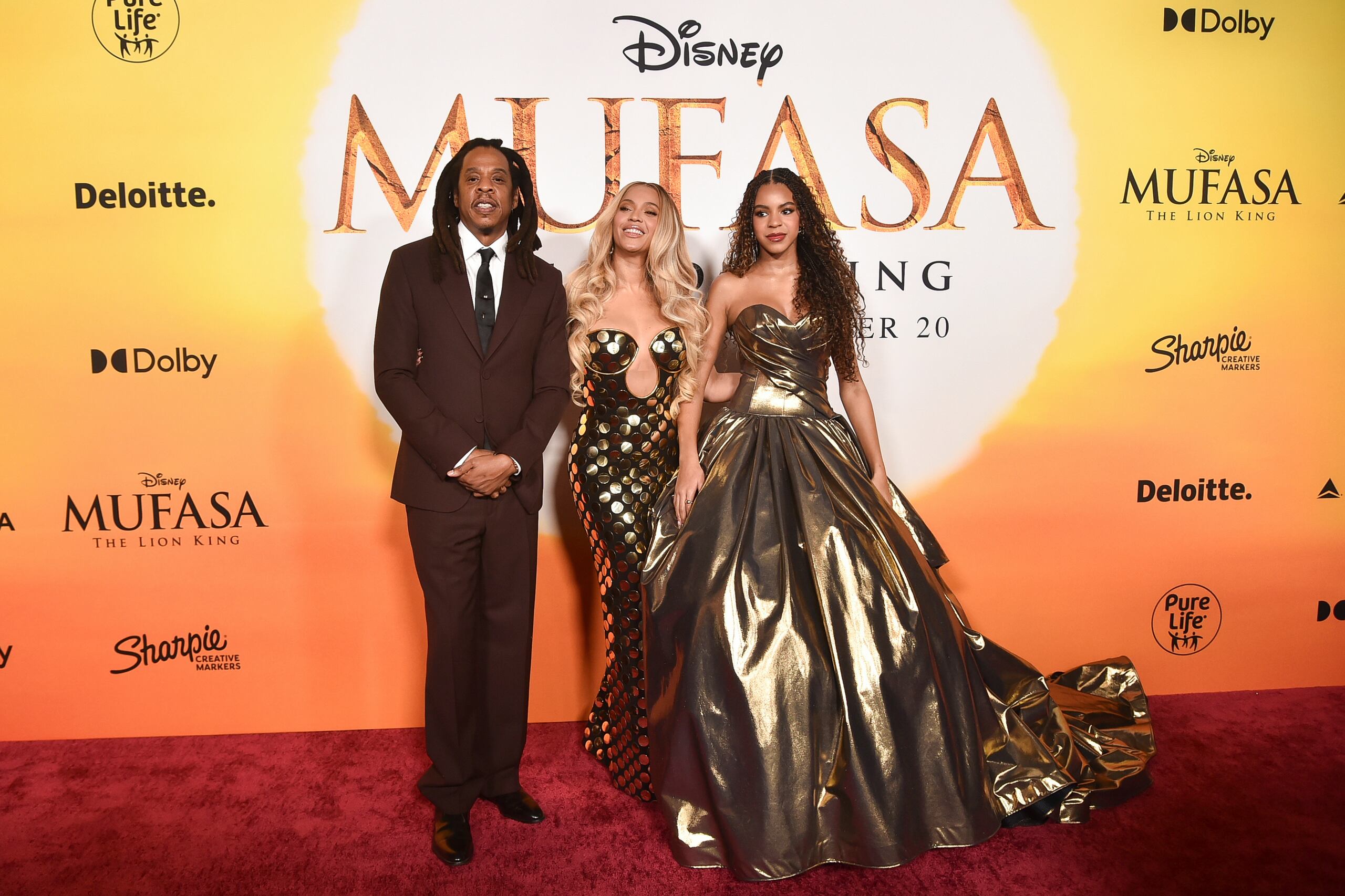 Jay-Z, de izquierda a derecha, Beyoncé y Blue Ivy Carter llegan al estreno de "Mufasa: El Rey León" el lunes 9 de diciembre de 2024 en el Teatro Dolby de Los Ángeles.