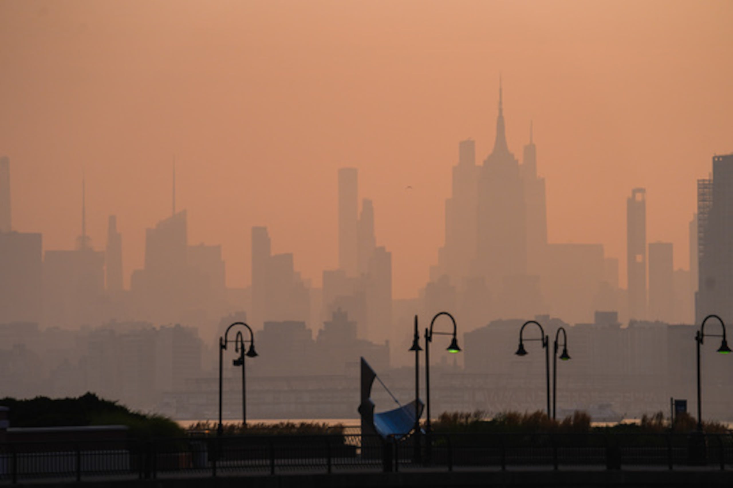 Vista de la ciudad de Nueva York envuelta en el humo provocado por los incendios forestales, el viernes 17 de julio de 2026, desde Jersey City, Nueva Jersey. (Foto AP/Ryan Murphy)