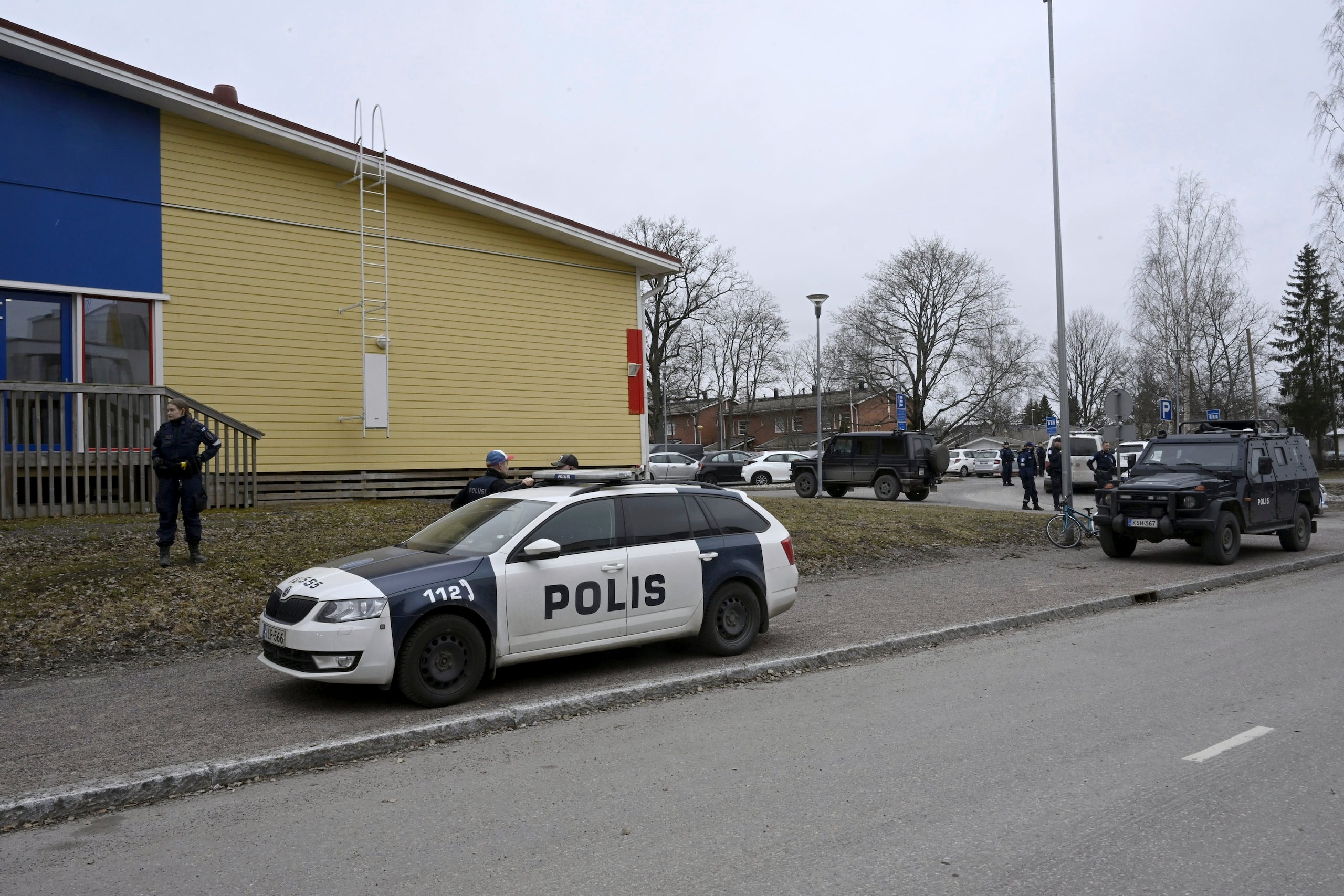 Policías en el lugar de un tiroteo en la escuela Viertola de Vantaa, Finlandia, el martes 2 de abril de 2024.  (Markku Ulander/Lehtikuva via AP)