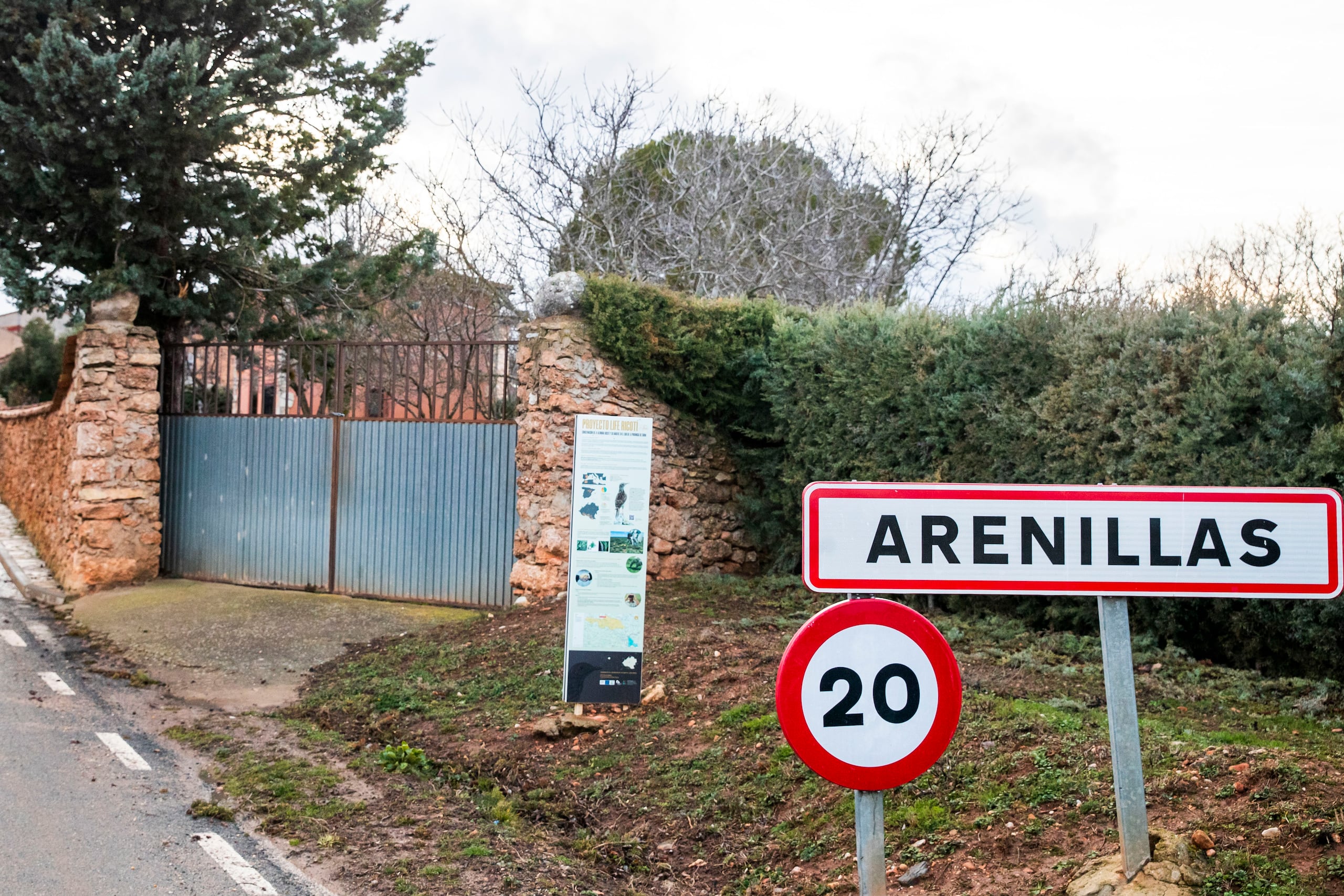 Arenillas, de tan solo 40 habitantes, continúa con su particular lucha contra la despoblación con una oferta, que ya supera las 100 solicitudes en menos de una semana, y que incluye vivienda gratis, empleo de albañil y la regencia del bar del pueblo a la familia que decida ir a vivir allí. EFE/Wifredo García Álvaro