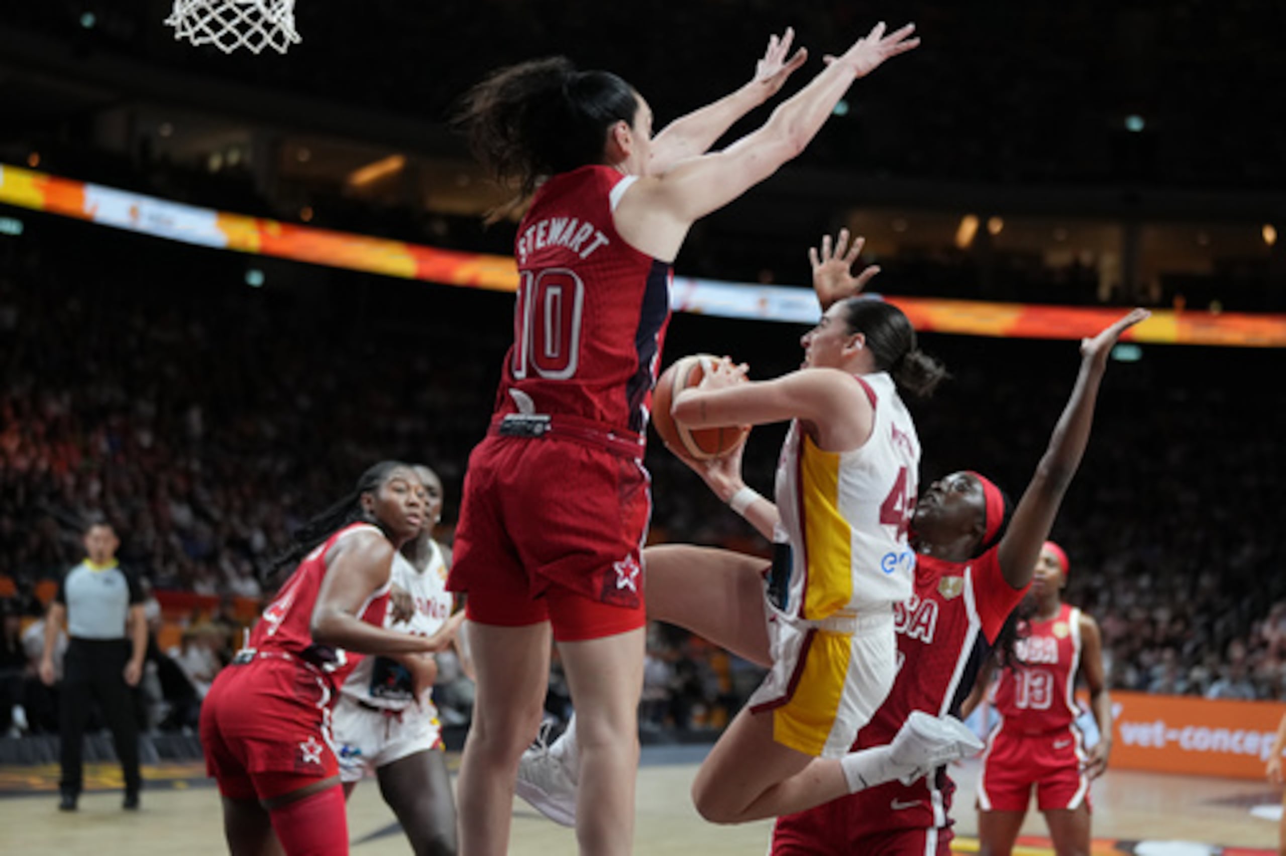 Breanna Stewart, de Estados Unidos, marca a la española Iyana Martín durante el partido de semifinales del Mundial de Baloncesto Femenino entre Estados Unidos y España, celebrado en Berlín el sábado 12 de septiembre de 2026. (Foto AP/Ebrahim Noroozi)