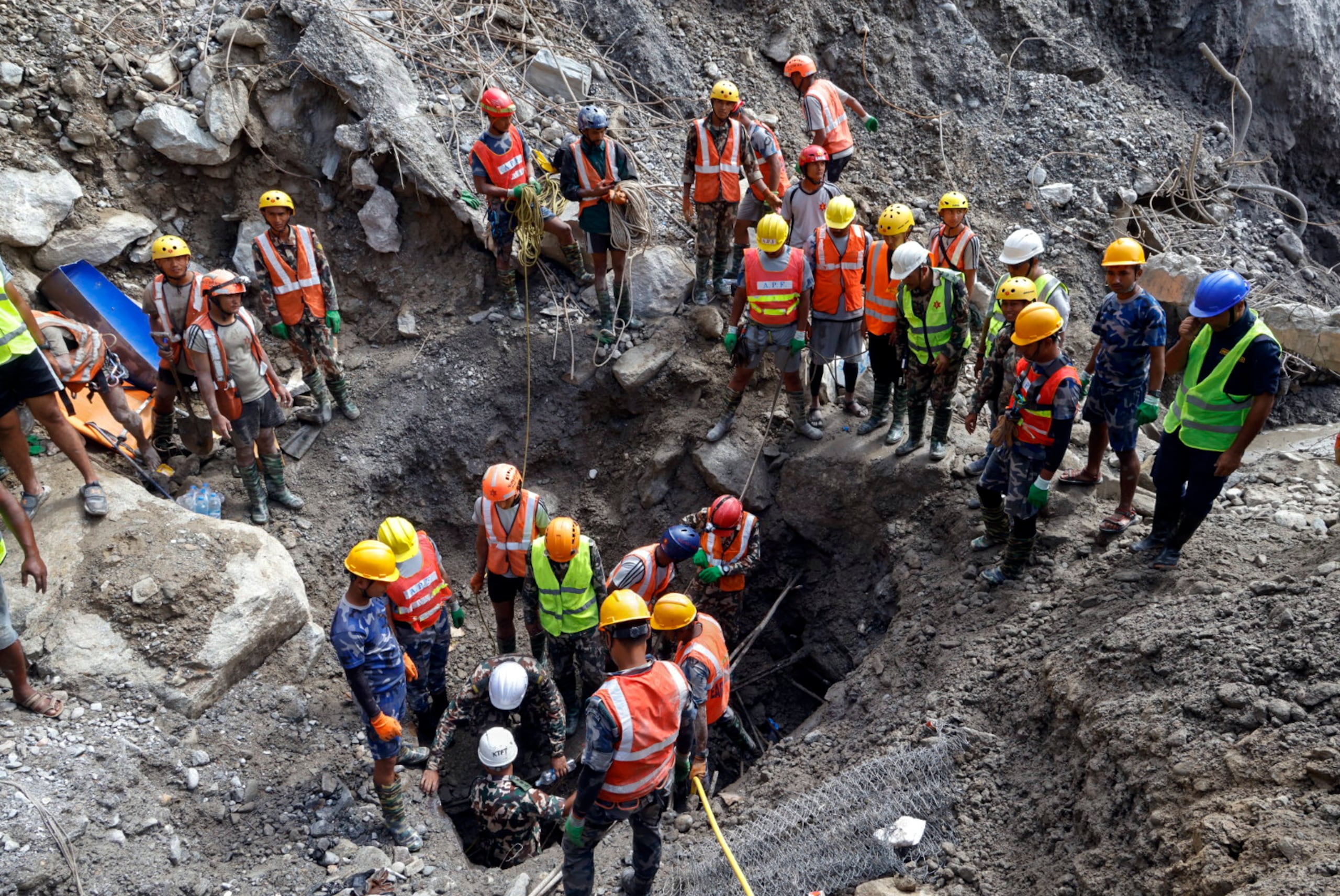 Los trabajos de rescate para tratar de sacar con vida a las personas atrapadas en un túnel del proyecto hidroeléctrico Trishuli 3A, diez días después de las devastadoras riadas.
EFE/EPA/NEPAL ARMY HANDOUT HANDOUT EDITORIAL USE ONLY/NO SALESHANDOUT EDITORIAL USE ONLY/NO SALES