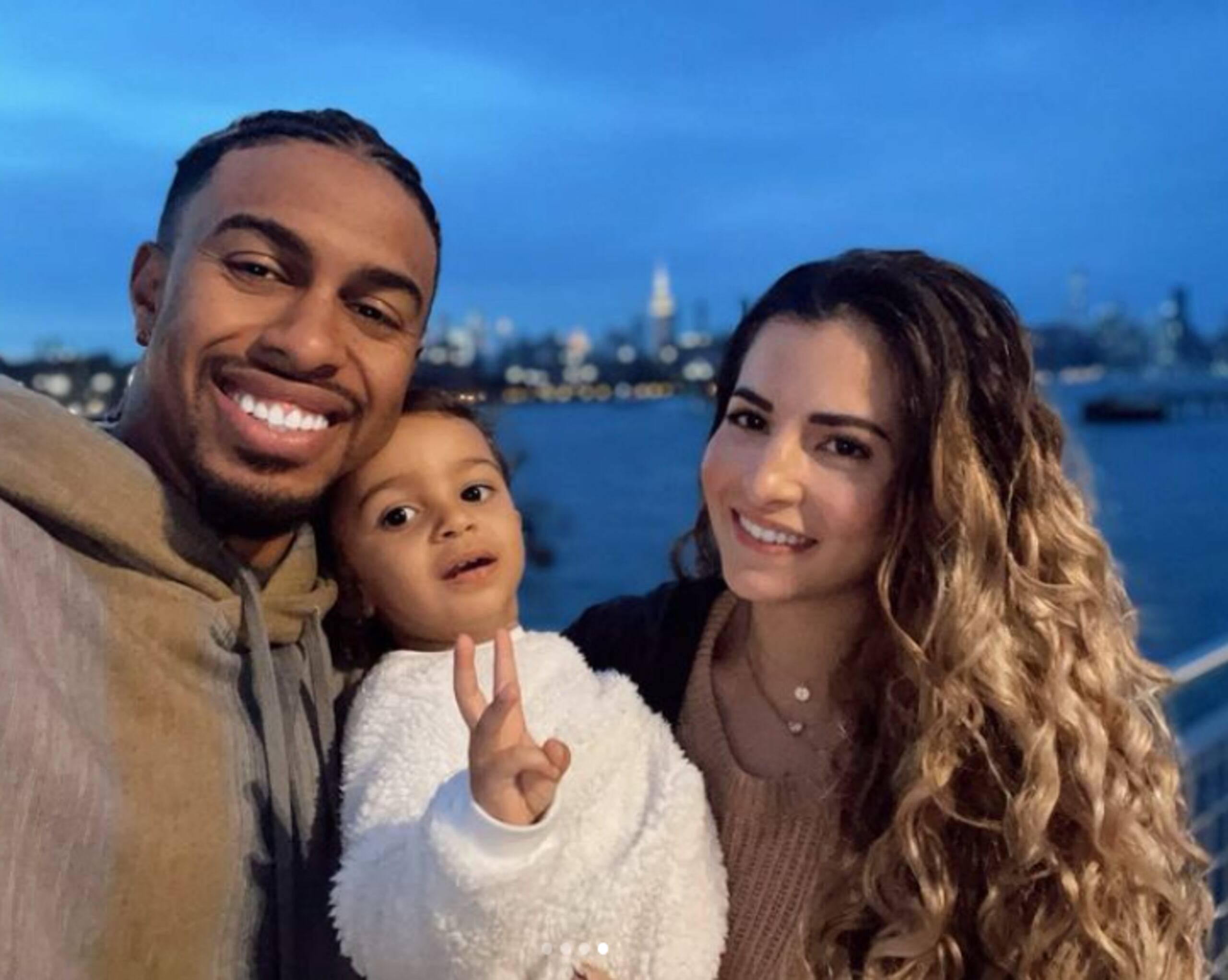 Francisco Lindor, su esposa Katia Reguero, y la primera hija de ambos, Kalina.