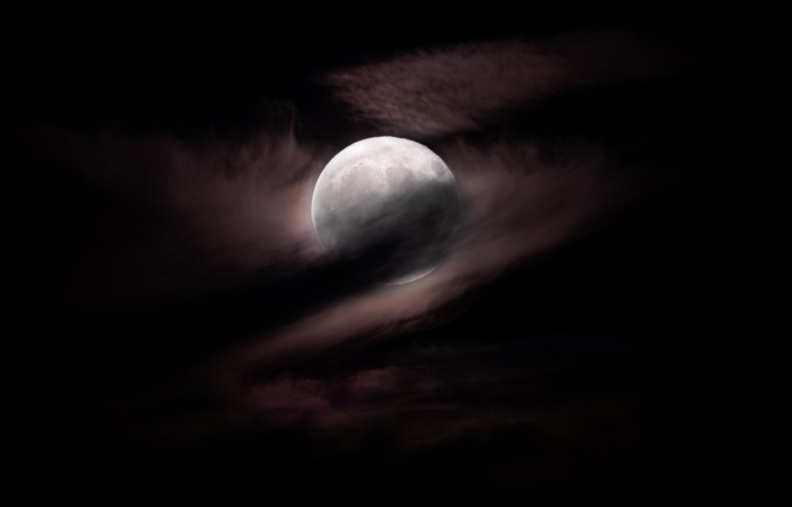 Los modelos indican que durante ciertos periodos, la órbita de la Luna habría sido inestable, haciendo que experimentara intensas fuerzas de marea procedentes de la Tierra.