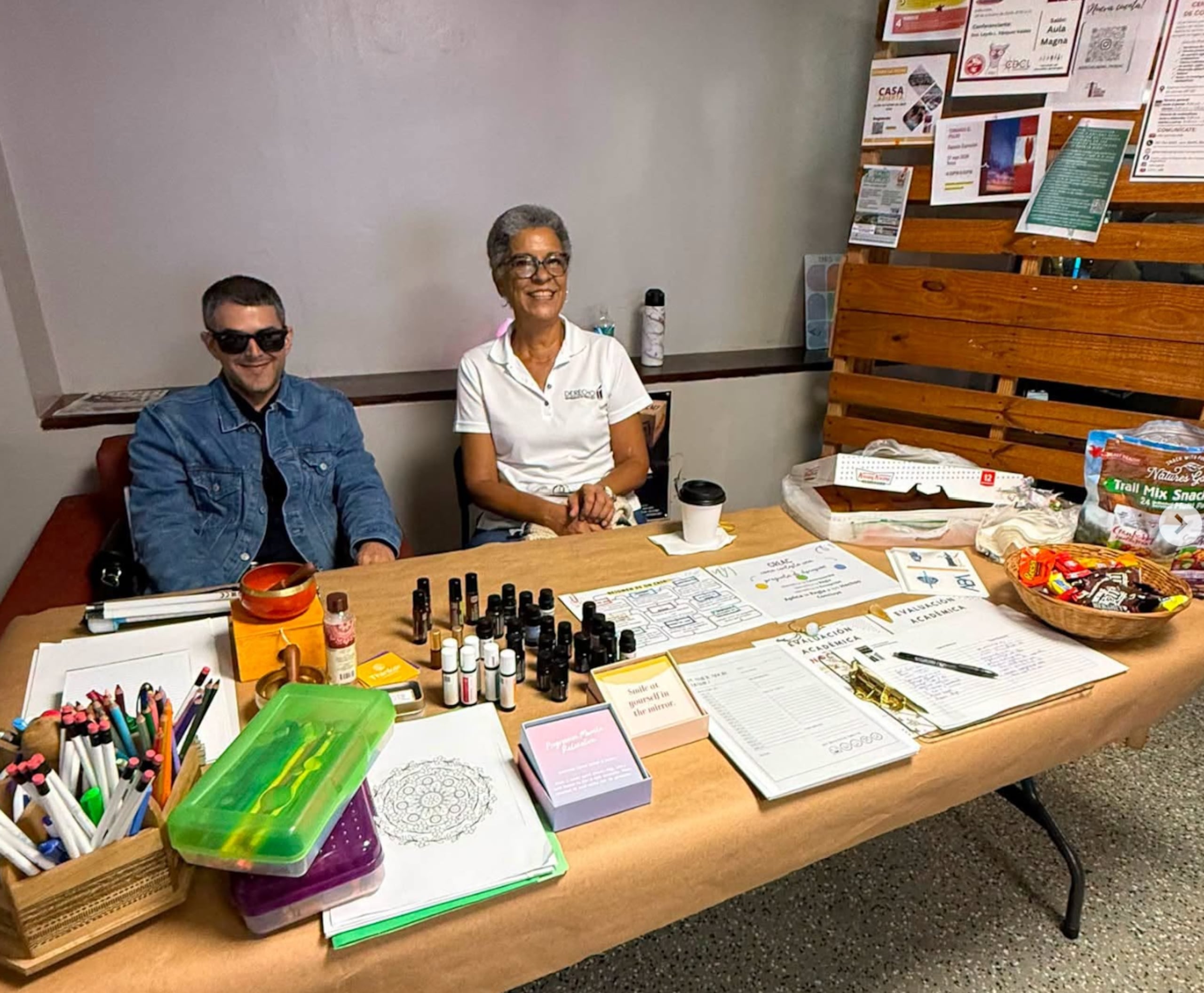 Fotografía publicada por la Escuela de Derecho en la que aparece el exrepresentante Néstor Alonso Vega en una actividad estudiantil.