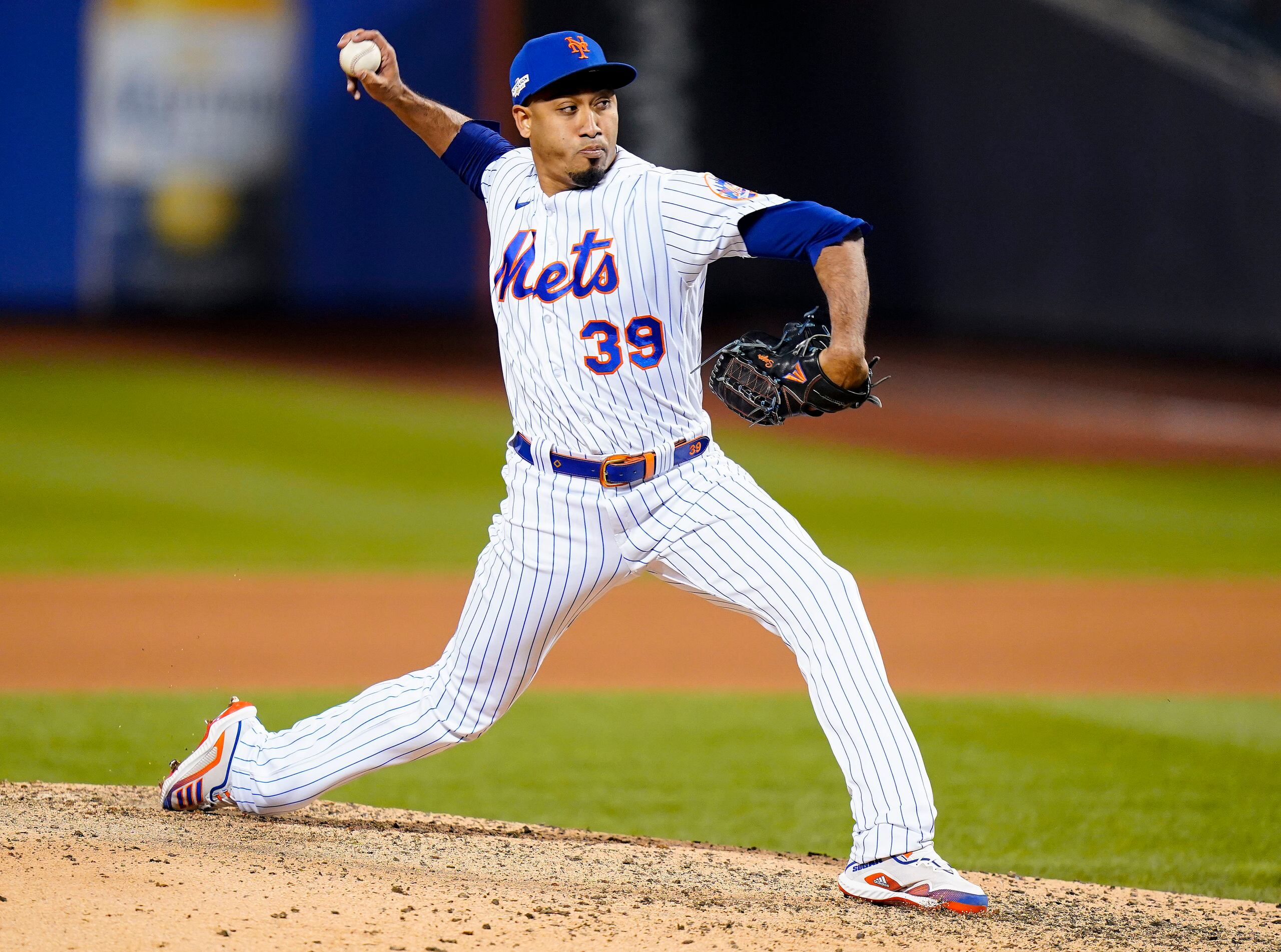 Edwin Díaz lanza desde el montículo con los Mets de Nueva York.