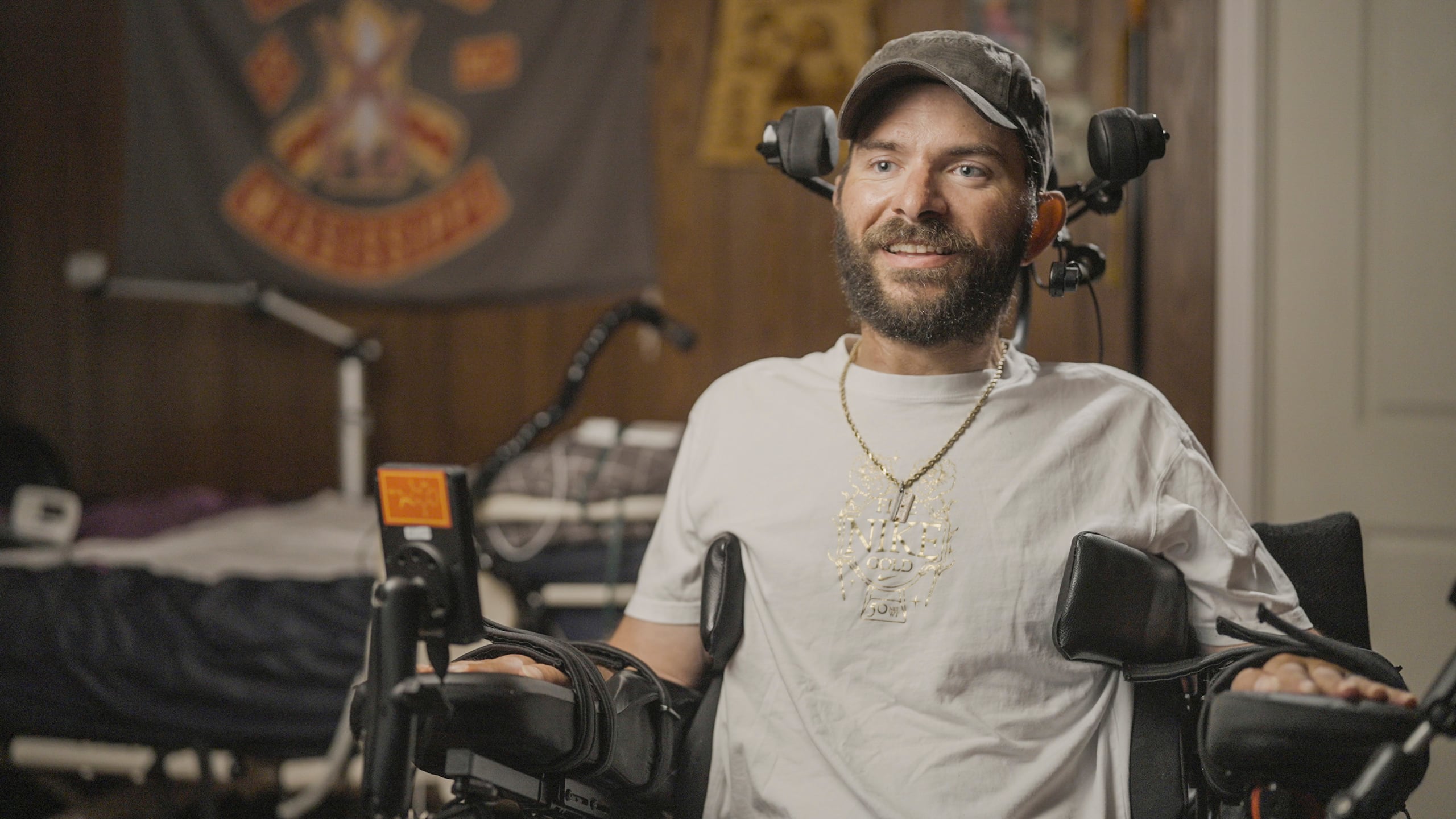 RJ es un veterano del Ejército estadounidense que quedó tetrapléjico tras un accidente de motocicleta. Este año, un chip que le fue implantado en su cerebro por doctores de Miami le permitió controlar con sus pensamientos dispositivos como un ordenador o un teléfono móvil para restaurar su autonomía digital.