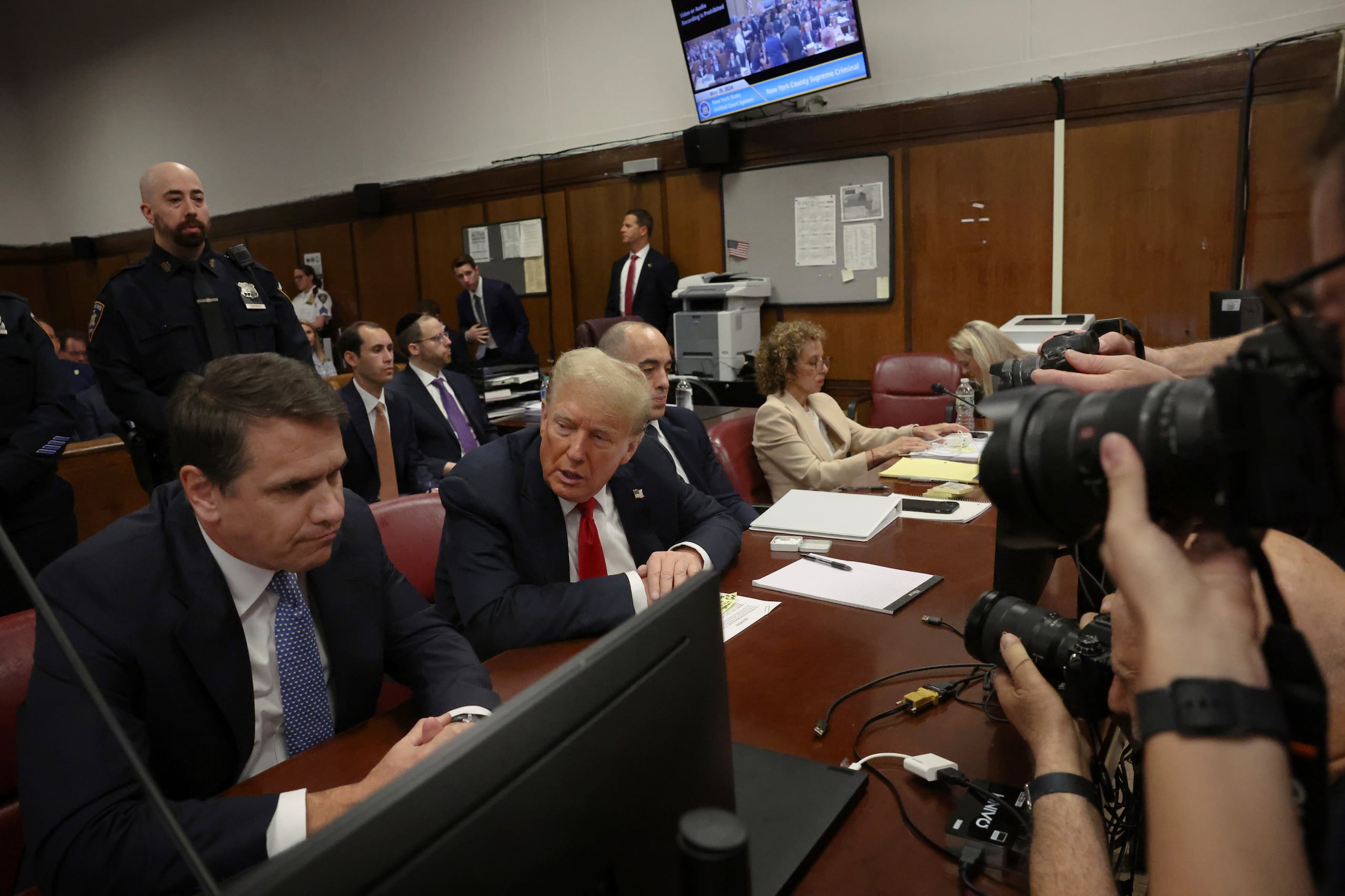 El abogado también trató de distanciar a Trump de la mecánica de los reembolsos, diciendo que los cheques a Cohen se firmaron cuando Trump estaba preocupado por la presidencia en 2017.