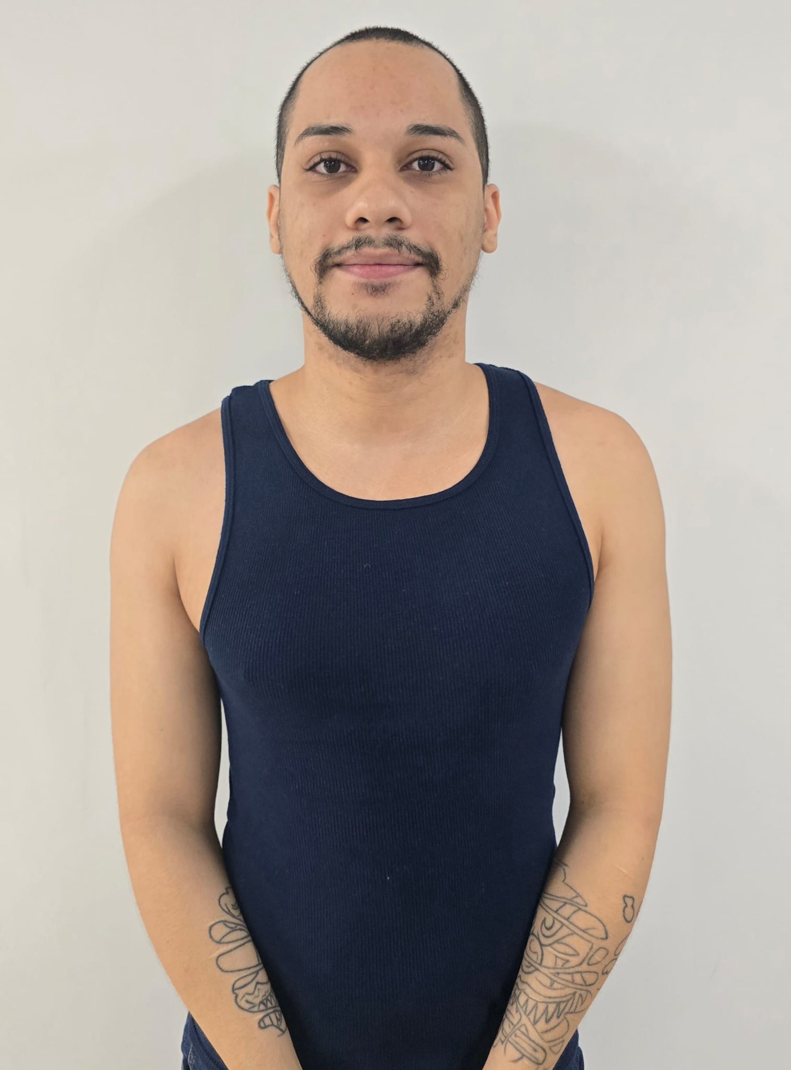 El fugitivo Alexie Rodríguez Vega, de 28 años, fue arrestado en la comandancia de área de Bayamón mientras solicitaba una licencia de armas de fuego.