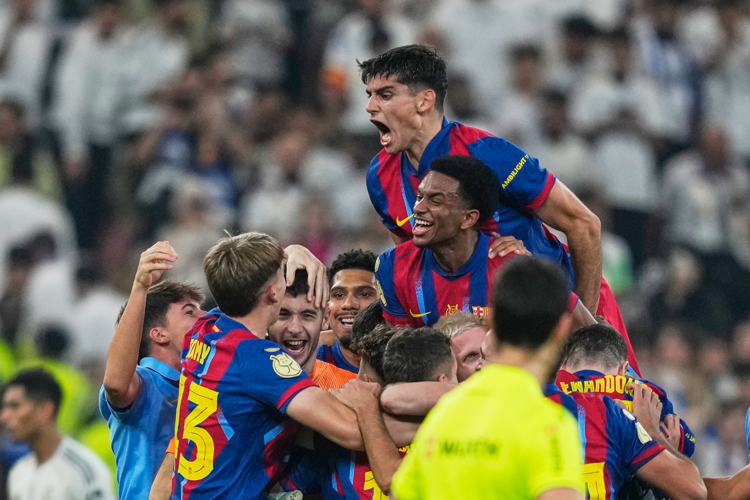 Jugadores del Barcelona celebran la victoria ante el Real Madrid en la final de la Supercopa de España en Yeda, Arabia Saudí el domingo 11 de enero del 2026. (AP Foto/Altaf Qadri)