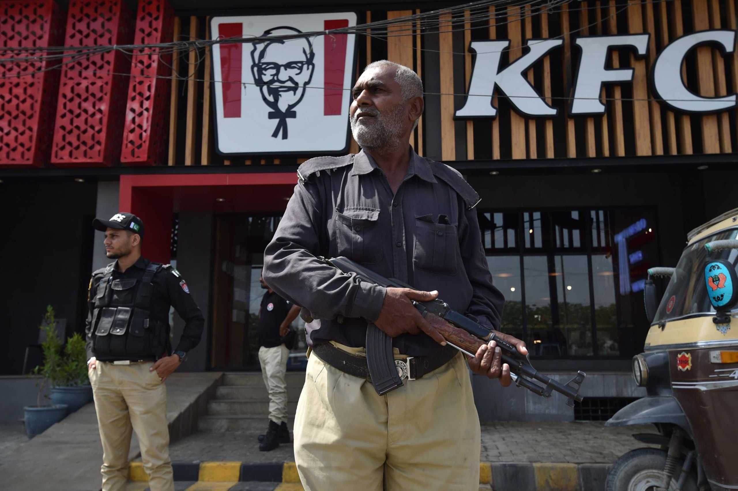 Policías hacen guardia frente a un local de KFC en Karachi, Pakistán, el 14 de abril de 2025.