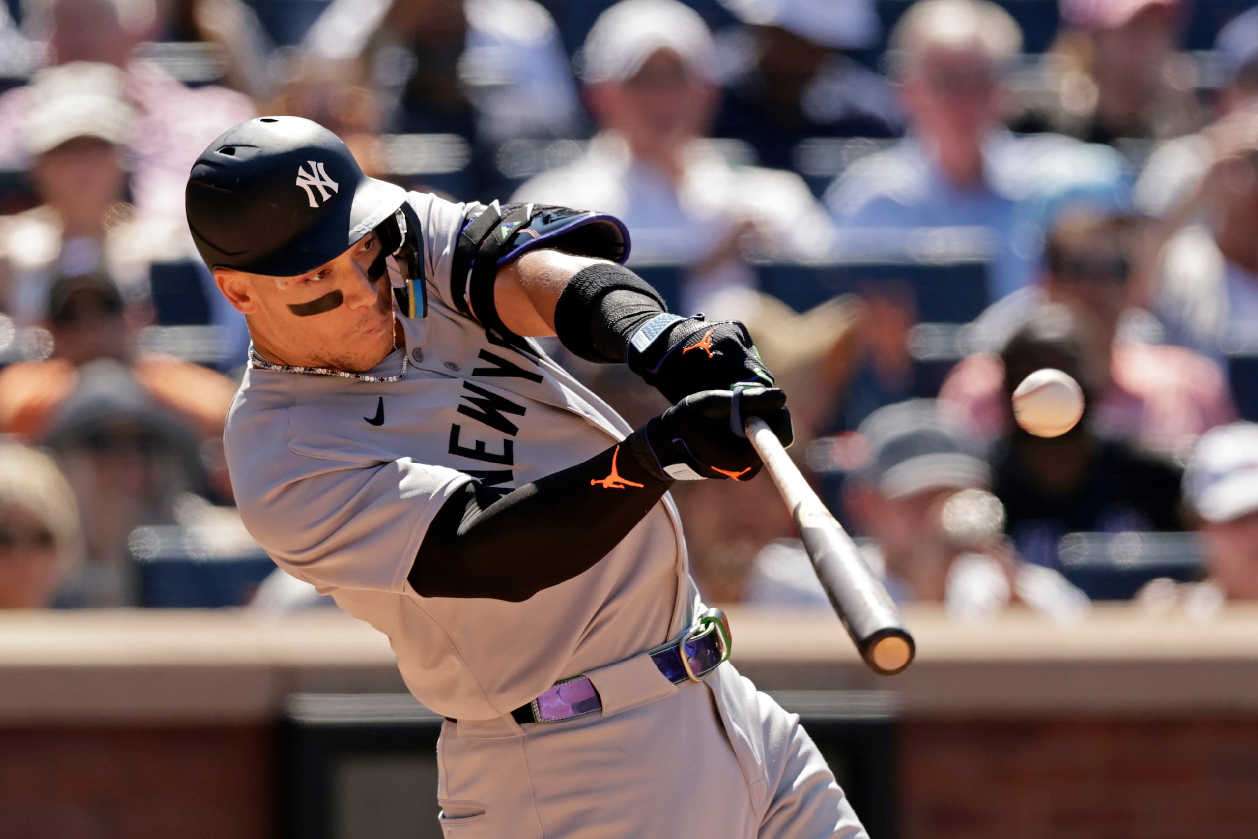 Aaron Judge de los Yankees de Nueva York batea un elevado de sacrificio en la séptima entrada ante los Mets.