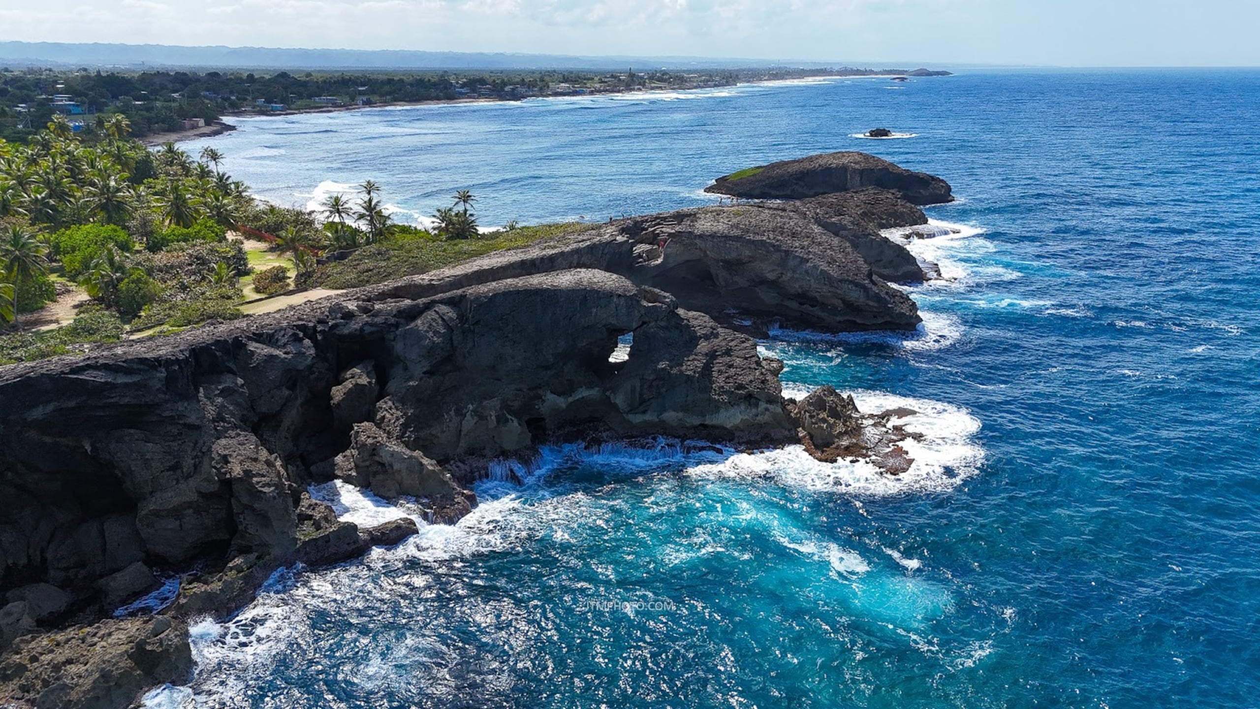Zeno indicó que los turistas se lanzaron al mar desde la Cueva del Indio.