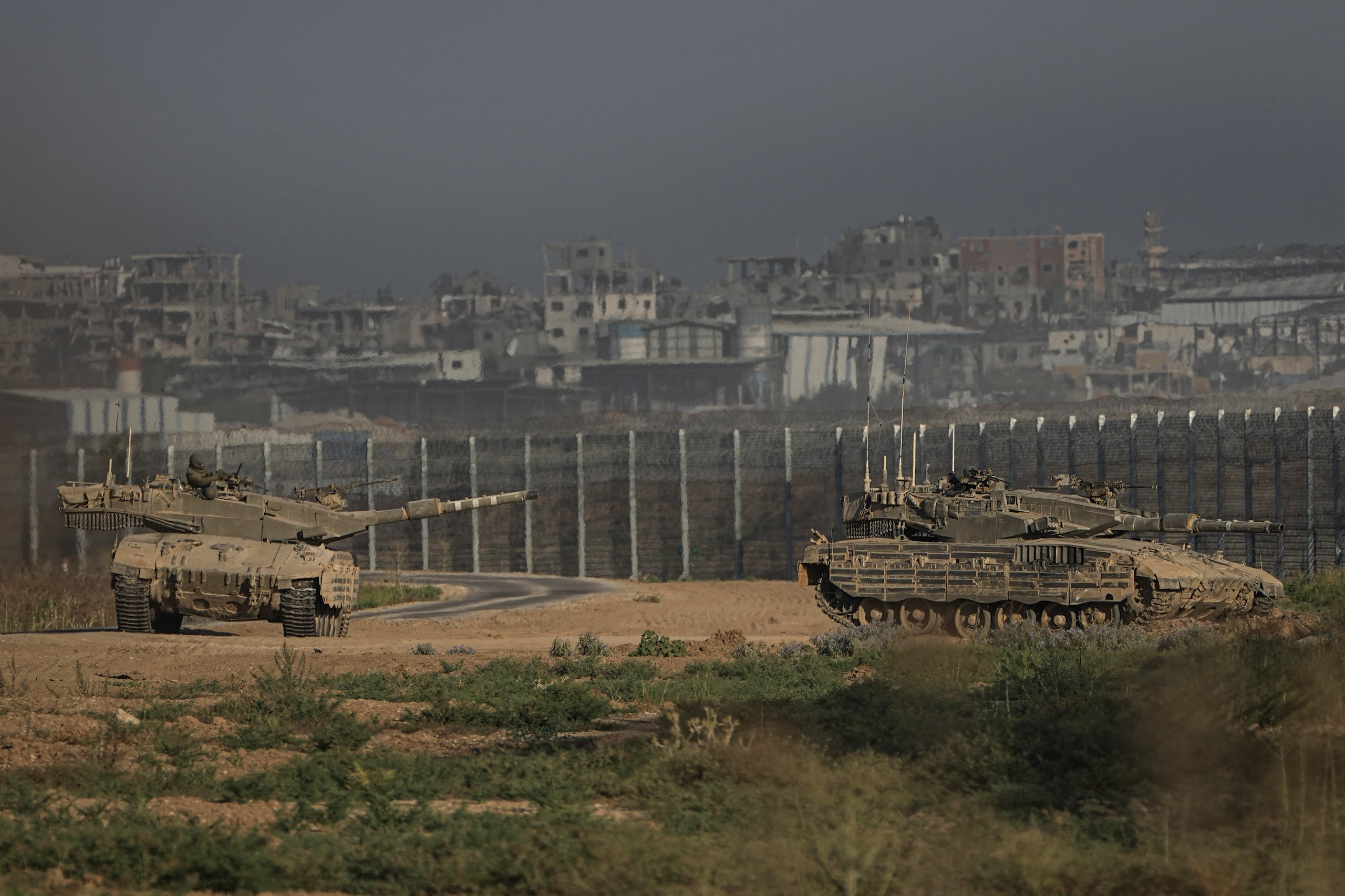 Tanques israelíes, cerca de la frontera entre Israel y Gaza, vistos desde el sur de Israel, el 14 de julio de 2024. (AP Foto/Tsafrir Abayov)