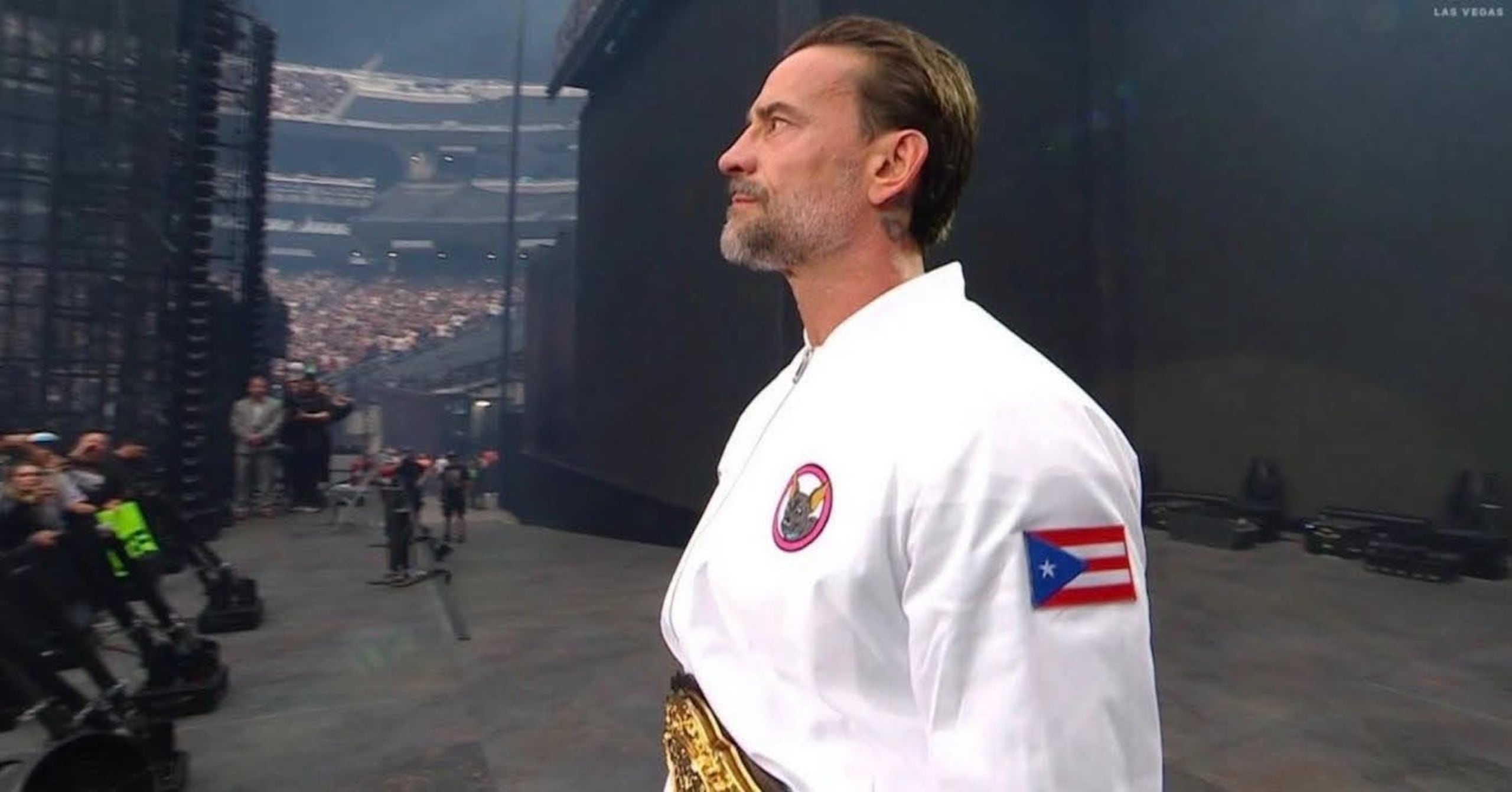 CM Punk luce la bandera de Puerto Rico en su indumentaria camino al cuadrilátero.