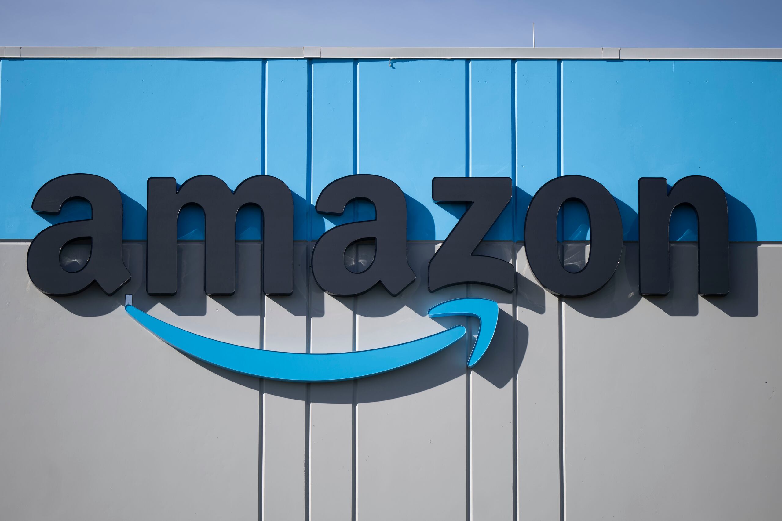 Los consumidores están demostrando bastante “resistencia” y siguen gastando sin pensar en los aranceles, aunque muchos consumidores optan por artículos más baratos o versiones más reducidas de los que adquirían antes.