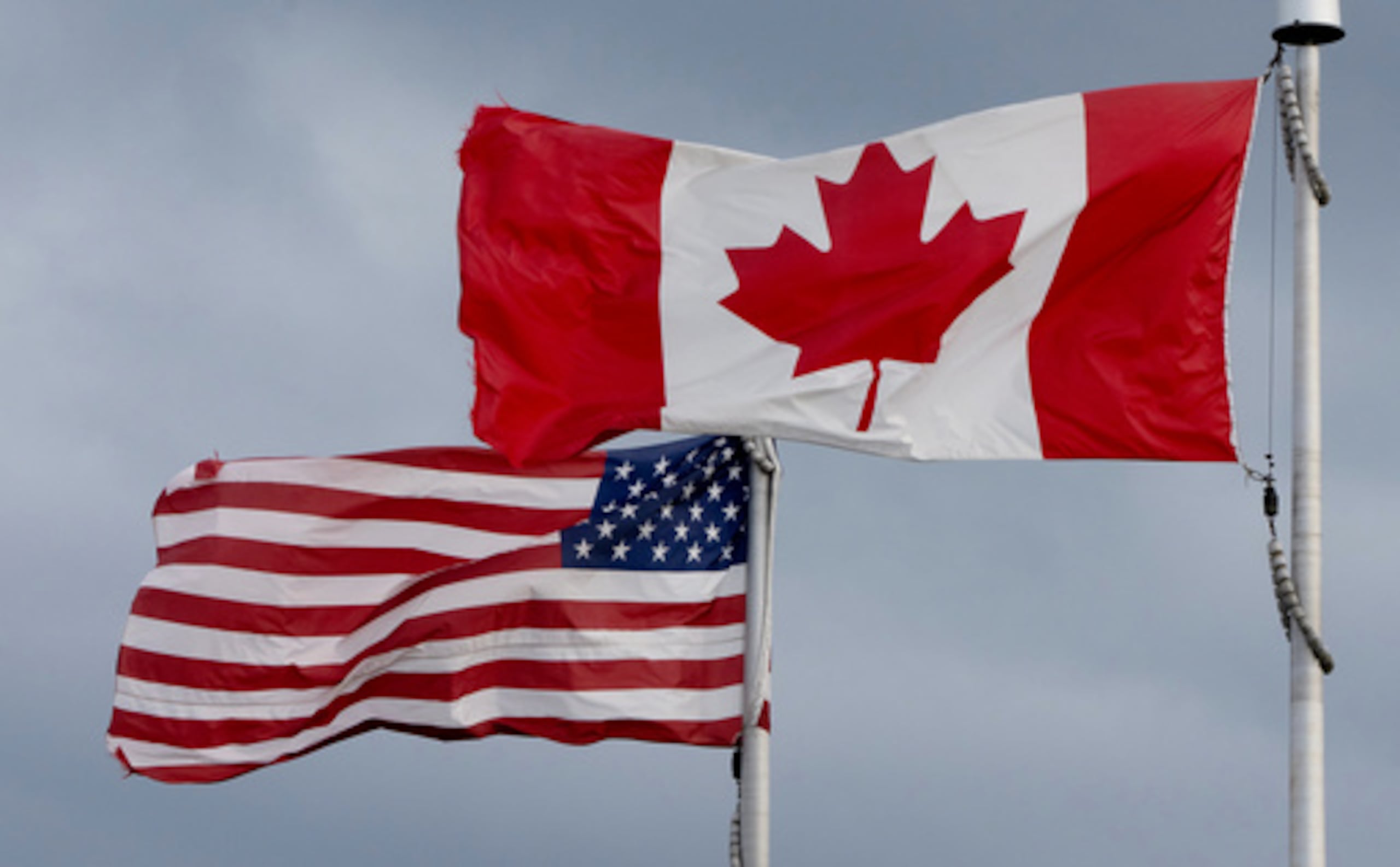 ARCHIVO - Las banderas de Canadá y Estados Unidos ondean en Ottawa, el 12 de septiembre de 2026. (Adrian Wyld/The Canadian Press vía AP, archivo)
