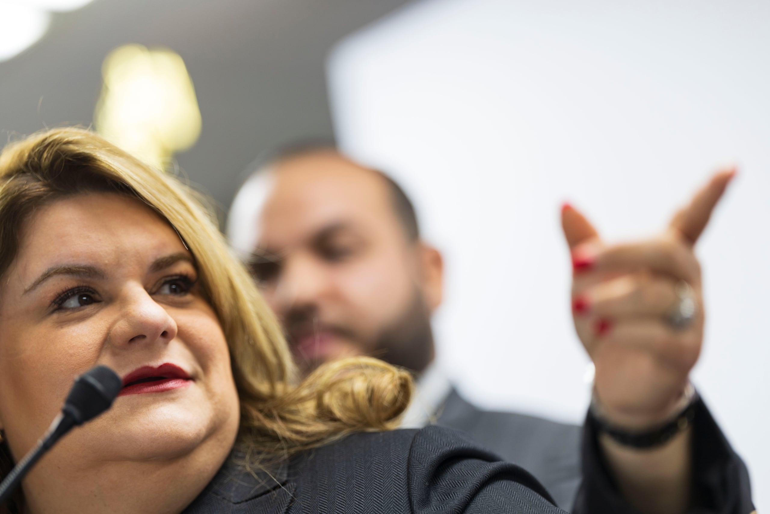 La gobernadora Jenniffer González Colón, aprovechó el anuncio de los cambios en los procesos de adopción para dar a conocer que hay 350 plazas para trabajadores sociales disponibles en Departamento de la Familia.