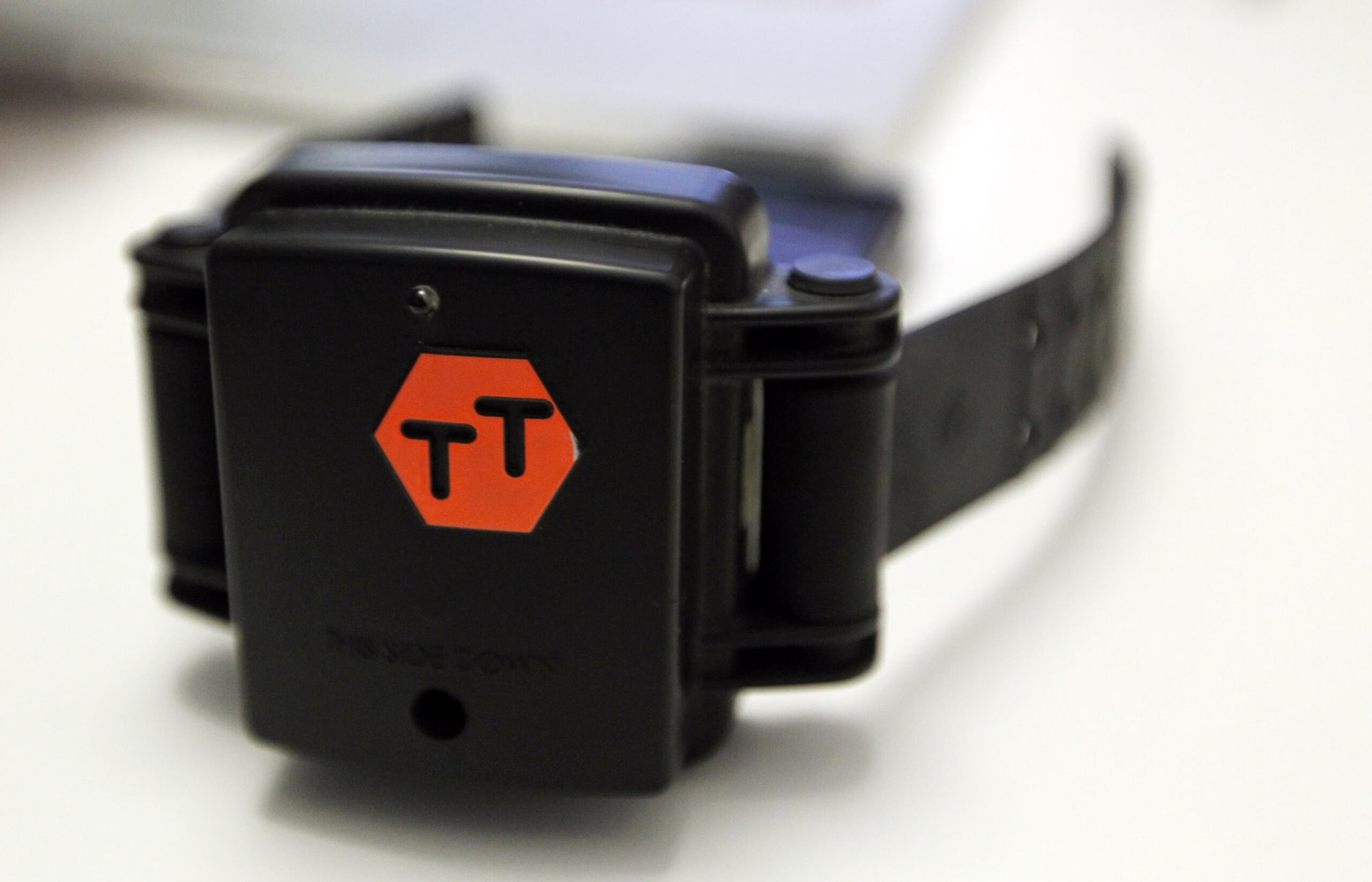 Al imputado se le colocó un grillete electrónico luego de prestar la fianza. (Archivo)